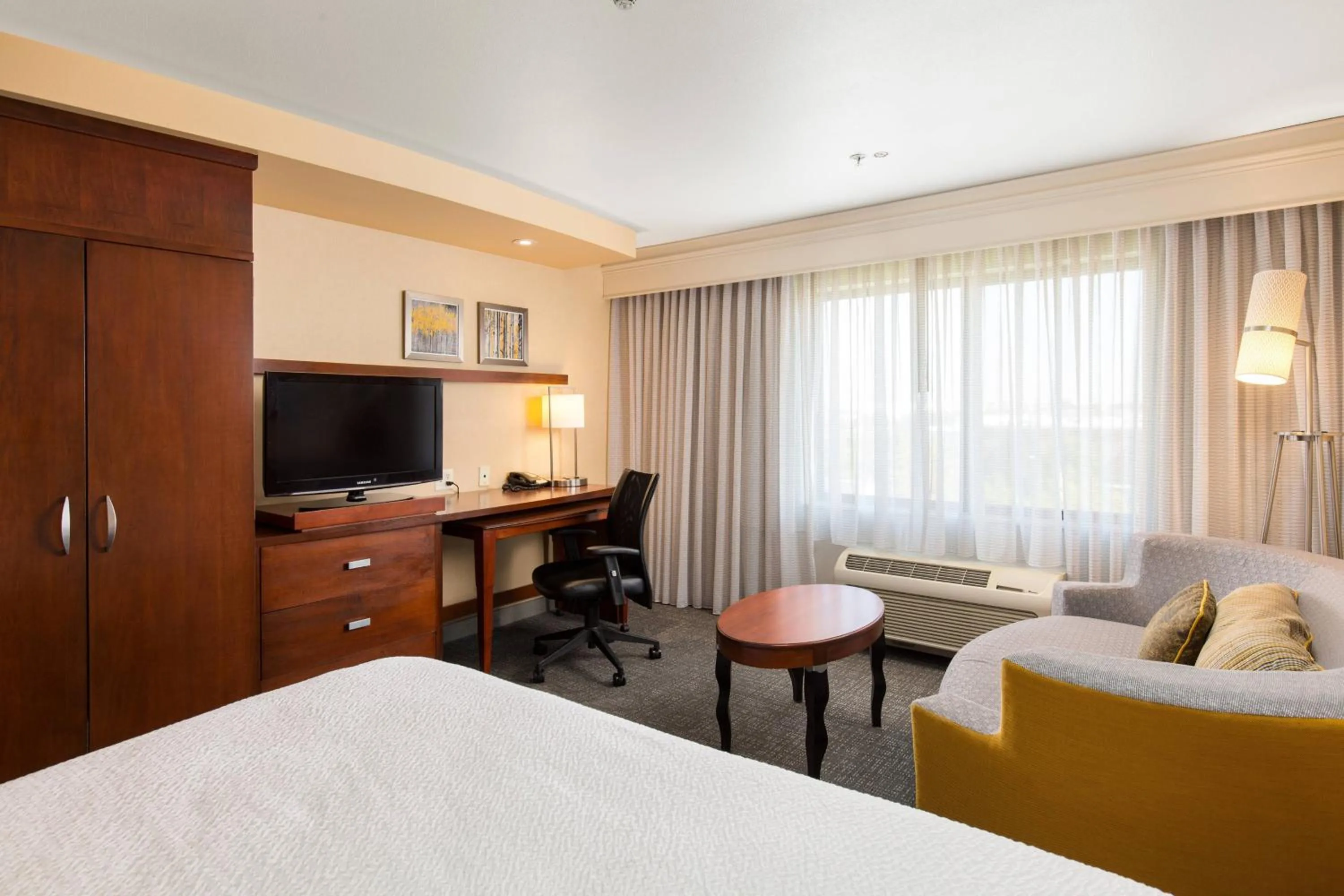 Photo of the whole room, Bed in Courtyard by Marriott Ontario Rancho Cucamonga