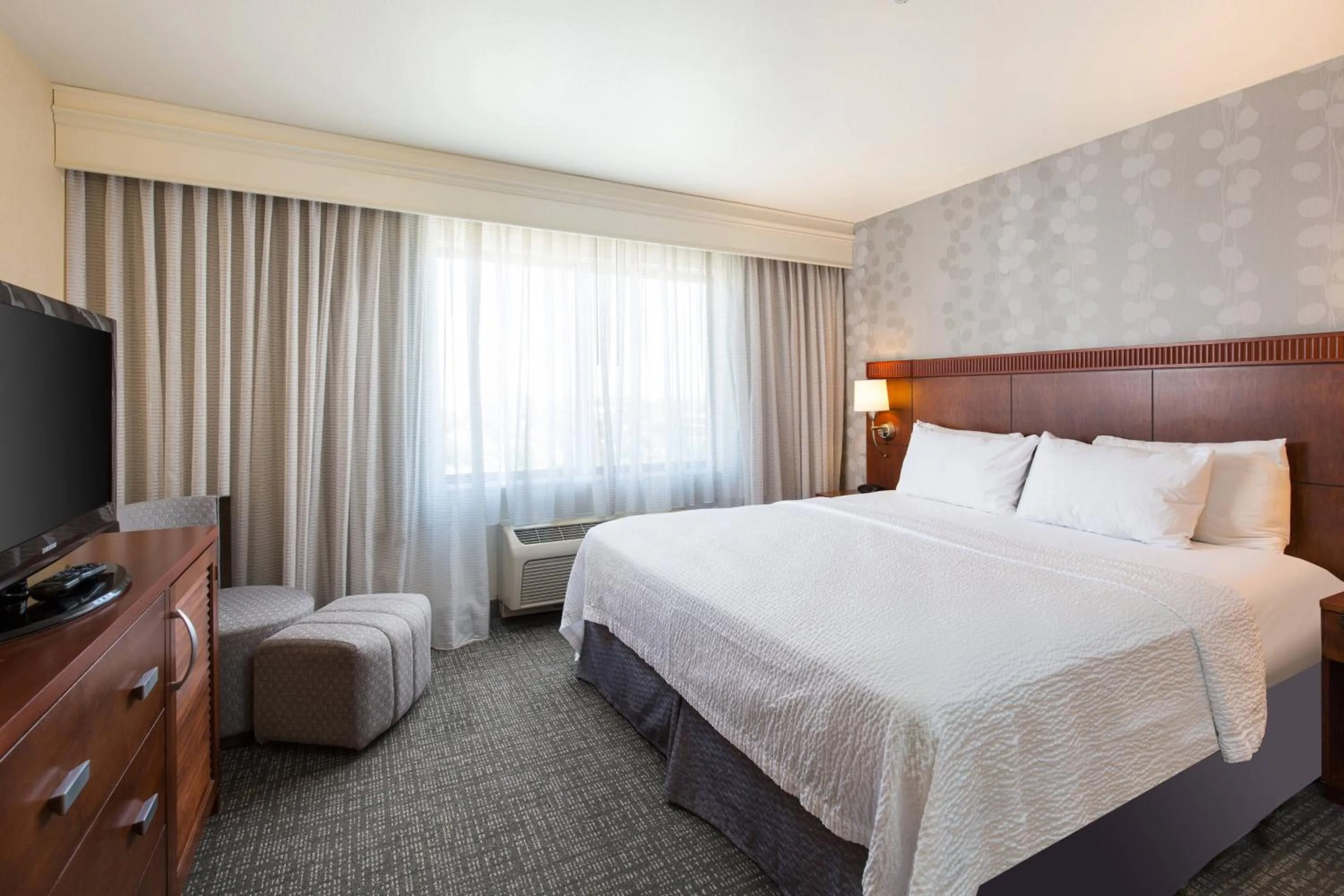 Photo of the whole room, Bed in Courtyard by Marriott Ontario Rancho Cucamonga