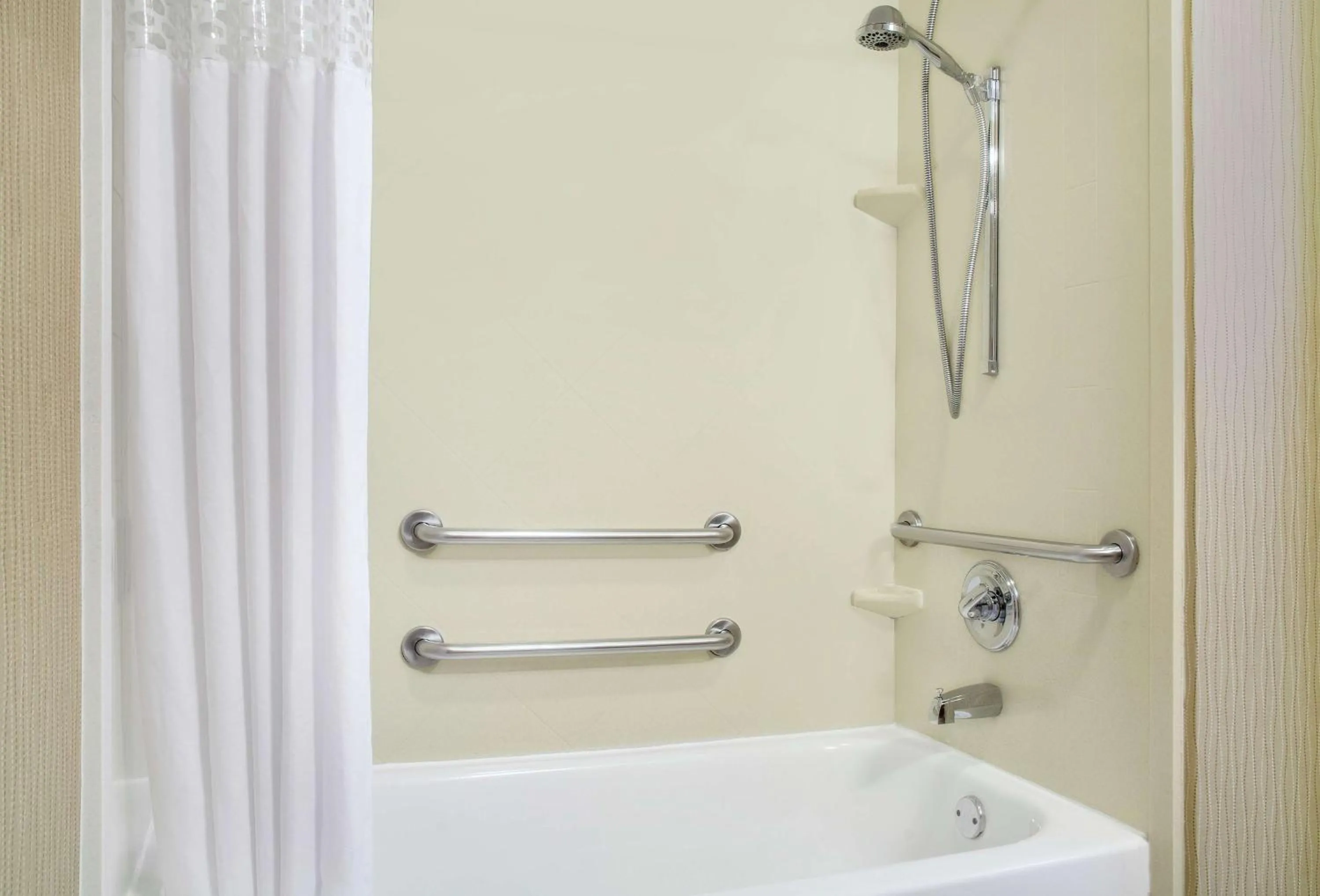 Bathroom in Hampton Inn Merrillville