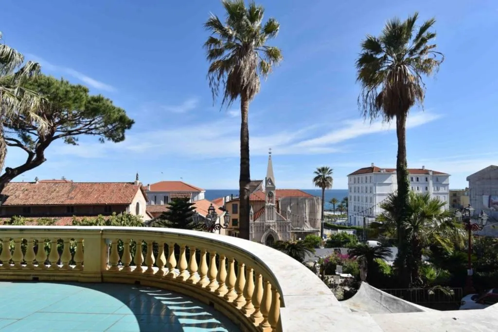 Property building in Grand Hotel De Londres