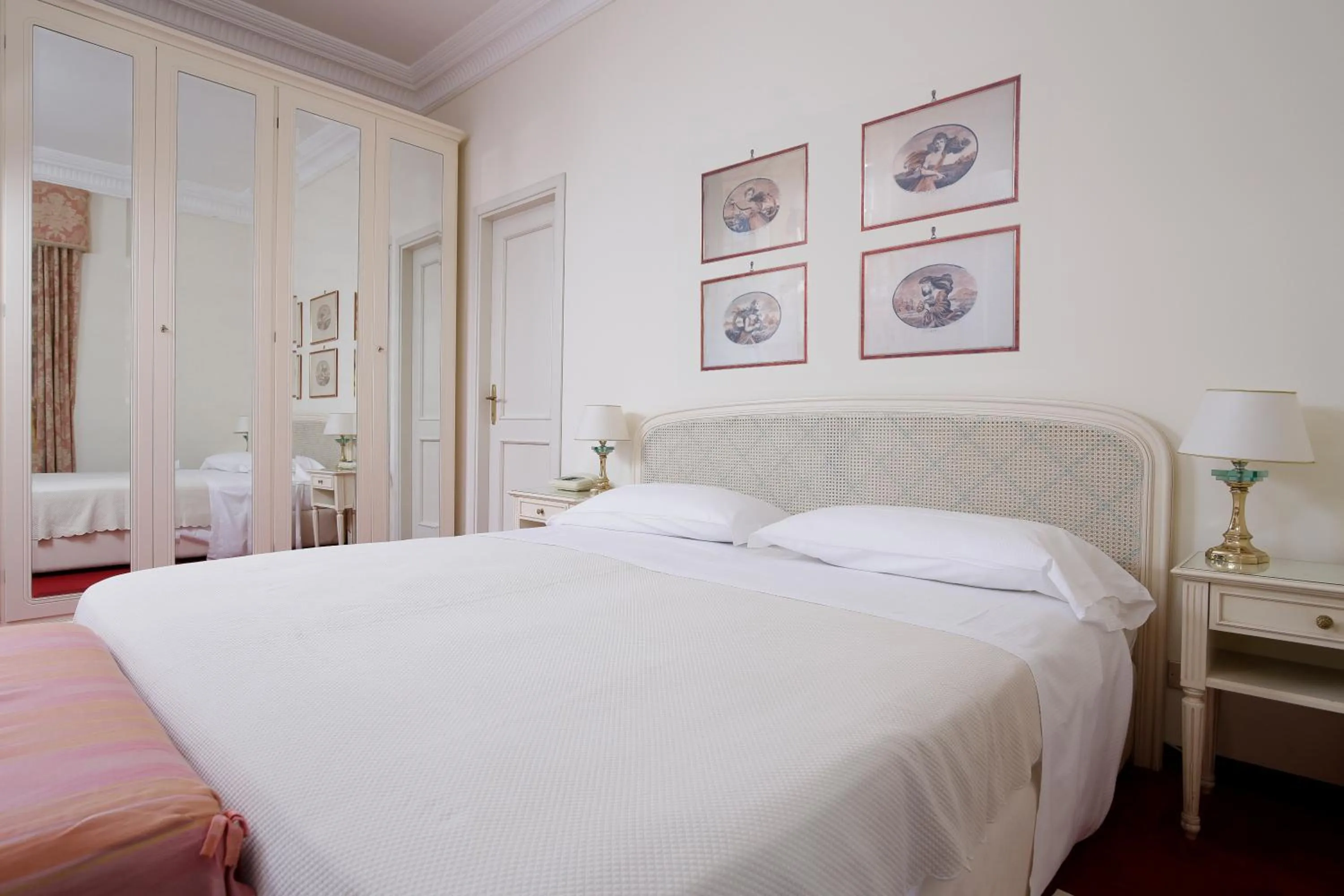 Bedroom in Grand Hotel De Londres