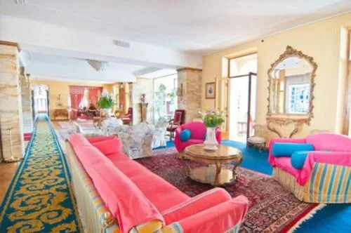 Communal lounge/ TV room in Grand Hotel De Londres