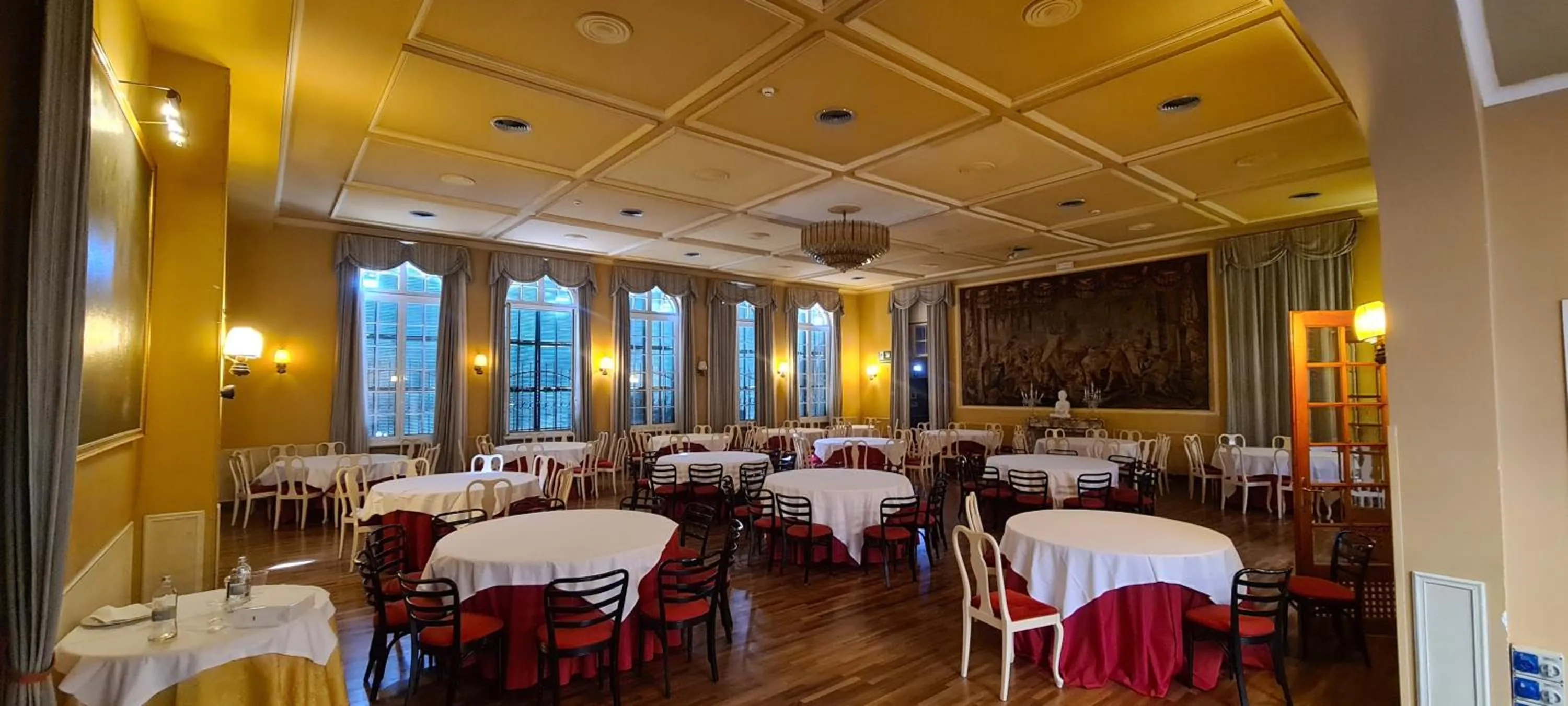 Restaurant/places to eat in Grand Hotel De Londres