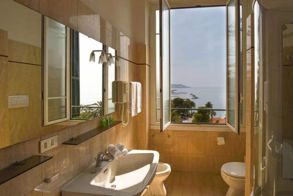 Toilet in Grand Hotel De Londres