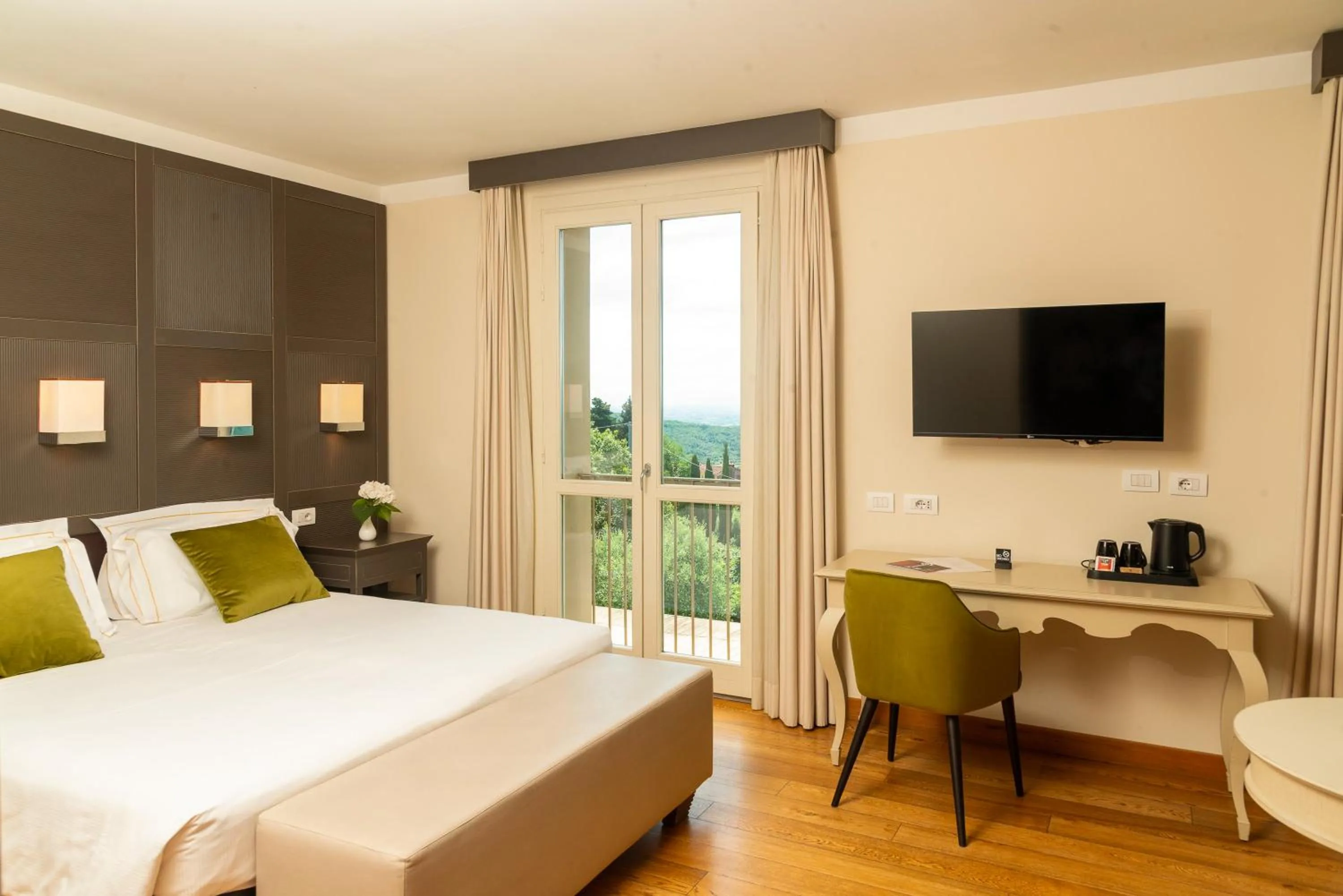 View (from property/room), Bed in Villa Giorgia Albergo in Collina