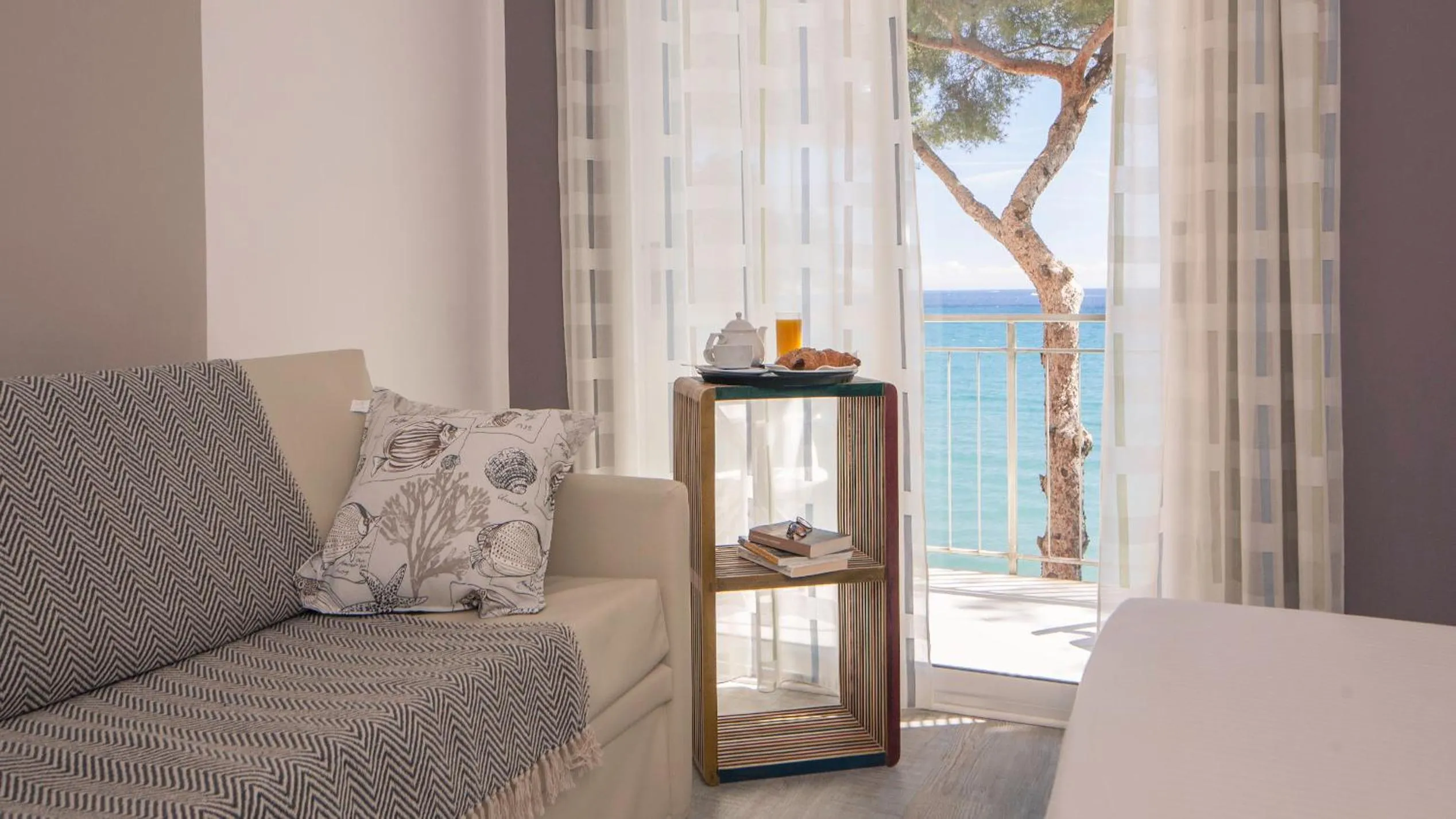 Natural landscape, Bed in Hotel Arc En Ciel