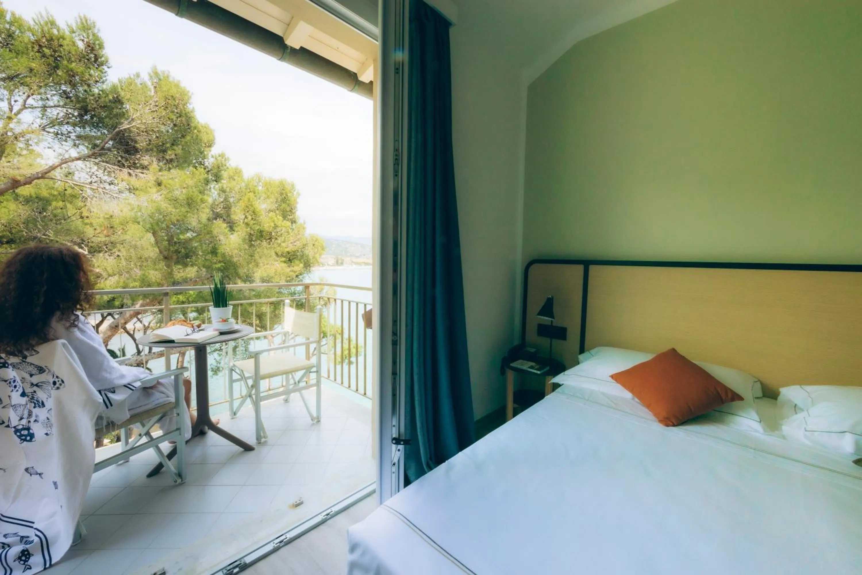 Balcony/Terrace, Bed in Hotel Arc En Ciel