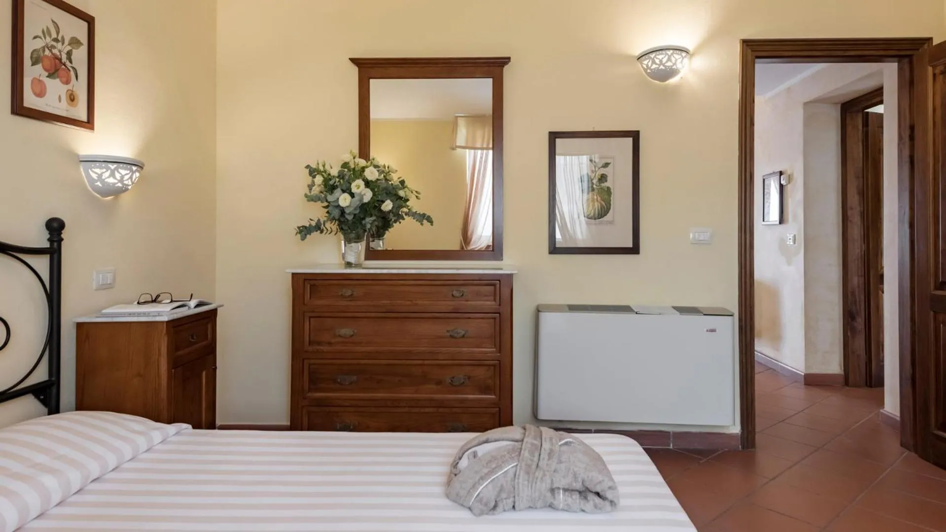 Bed in Antico Casale Di Scansano Resort