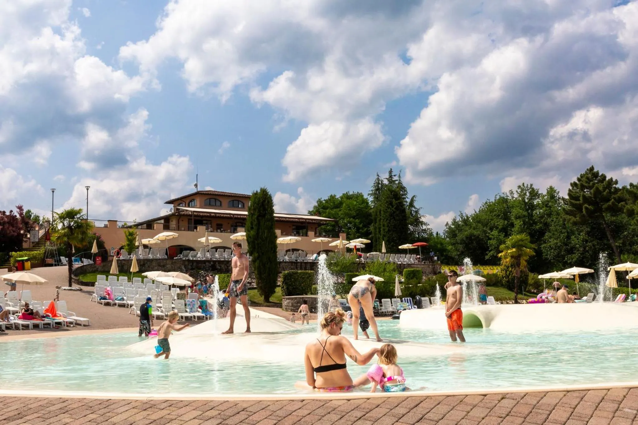 hu Norcenni Girasole village