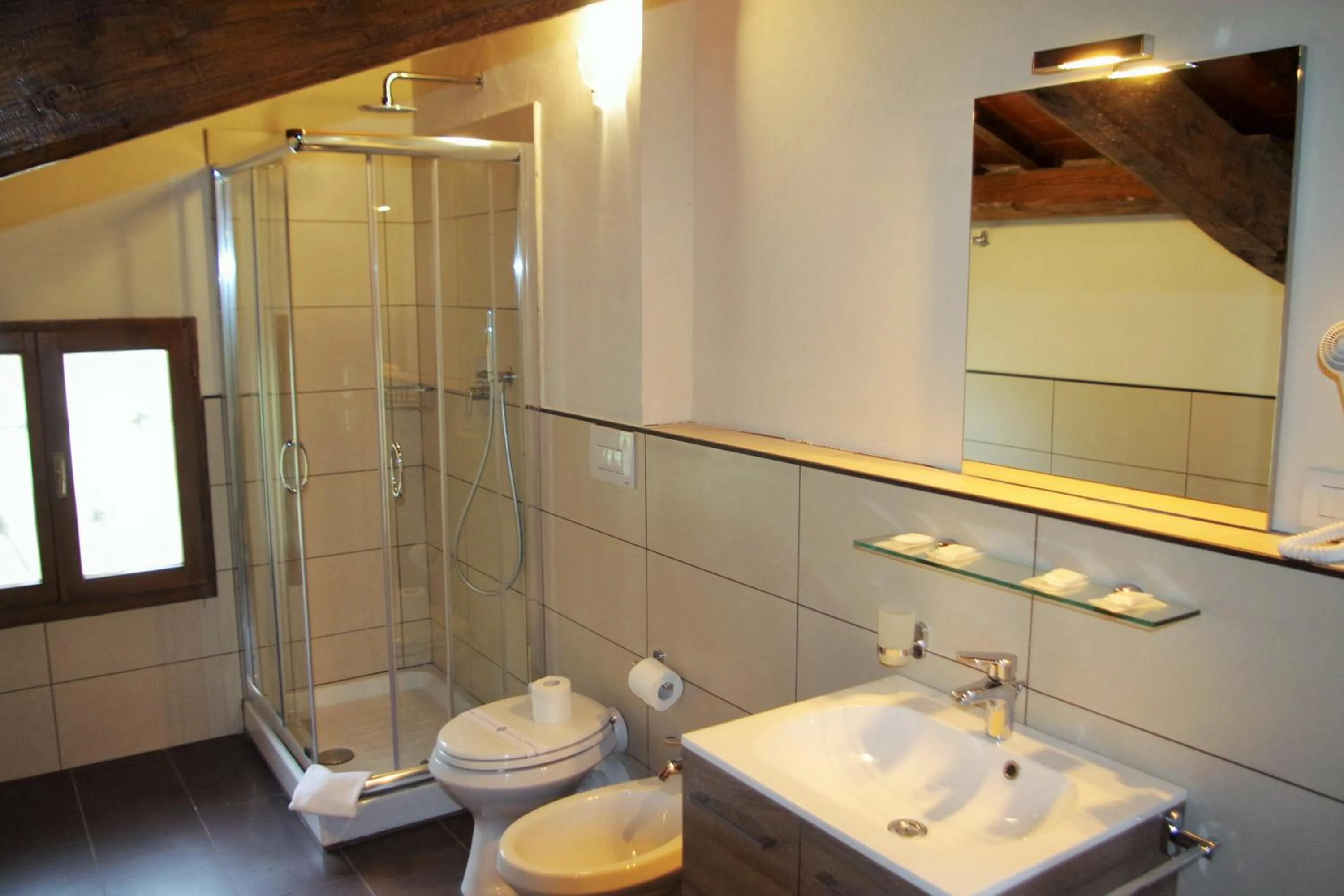 Bathroom in hu Norcenni Girasole village