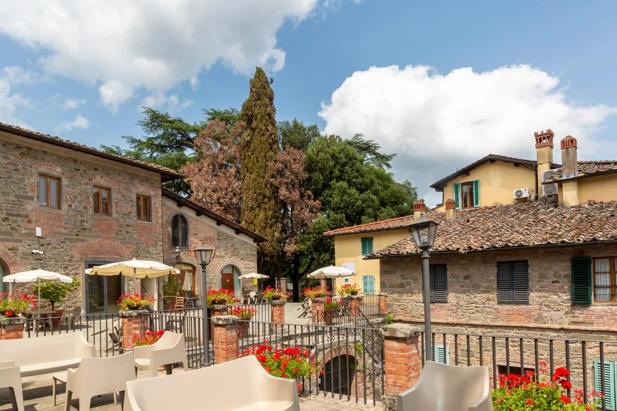 hu Norcenni Girasole village