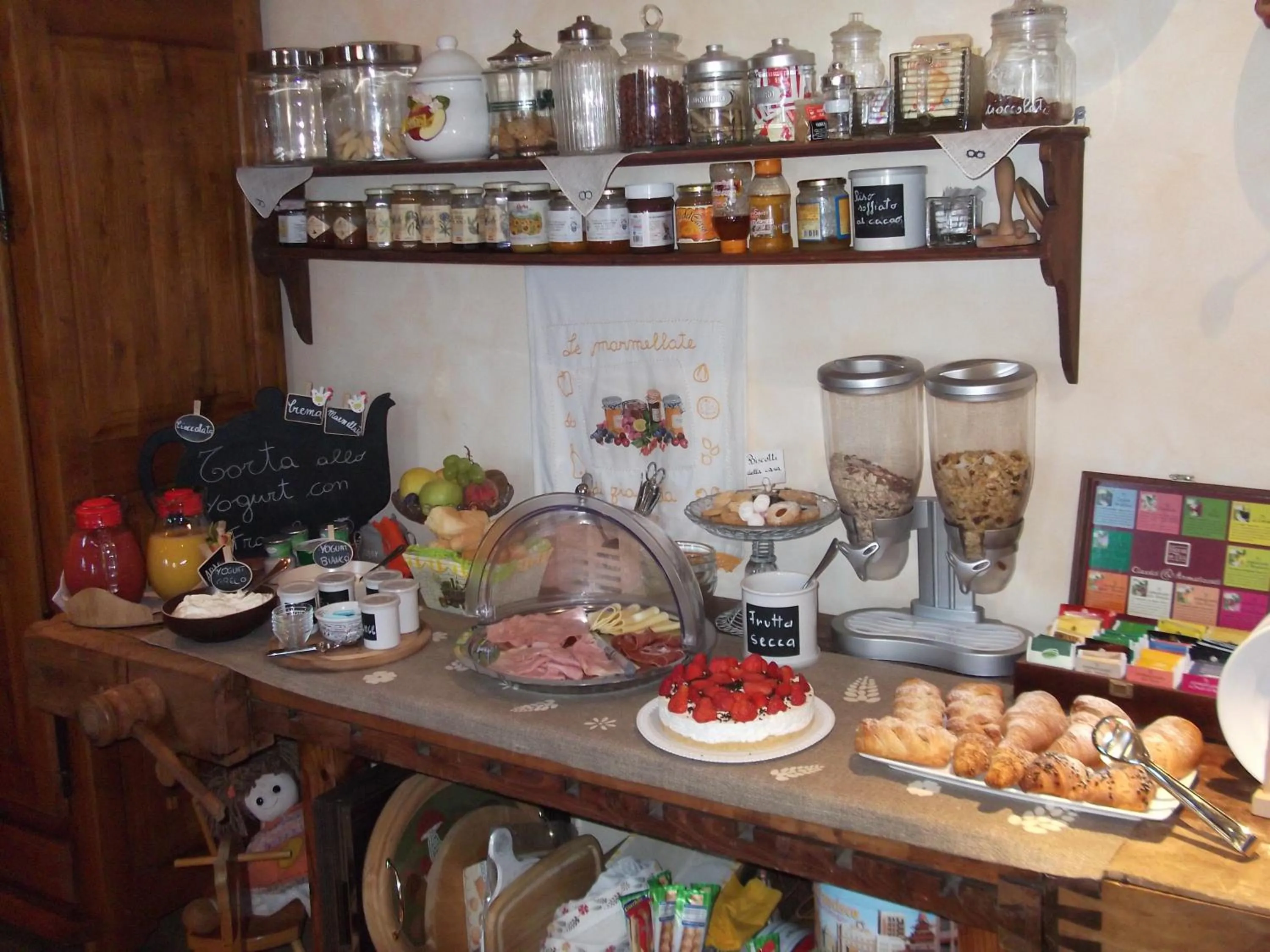 Buffet breakfast in Hotel La Fontana