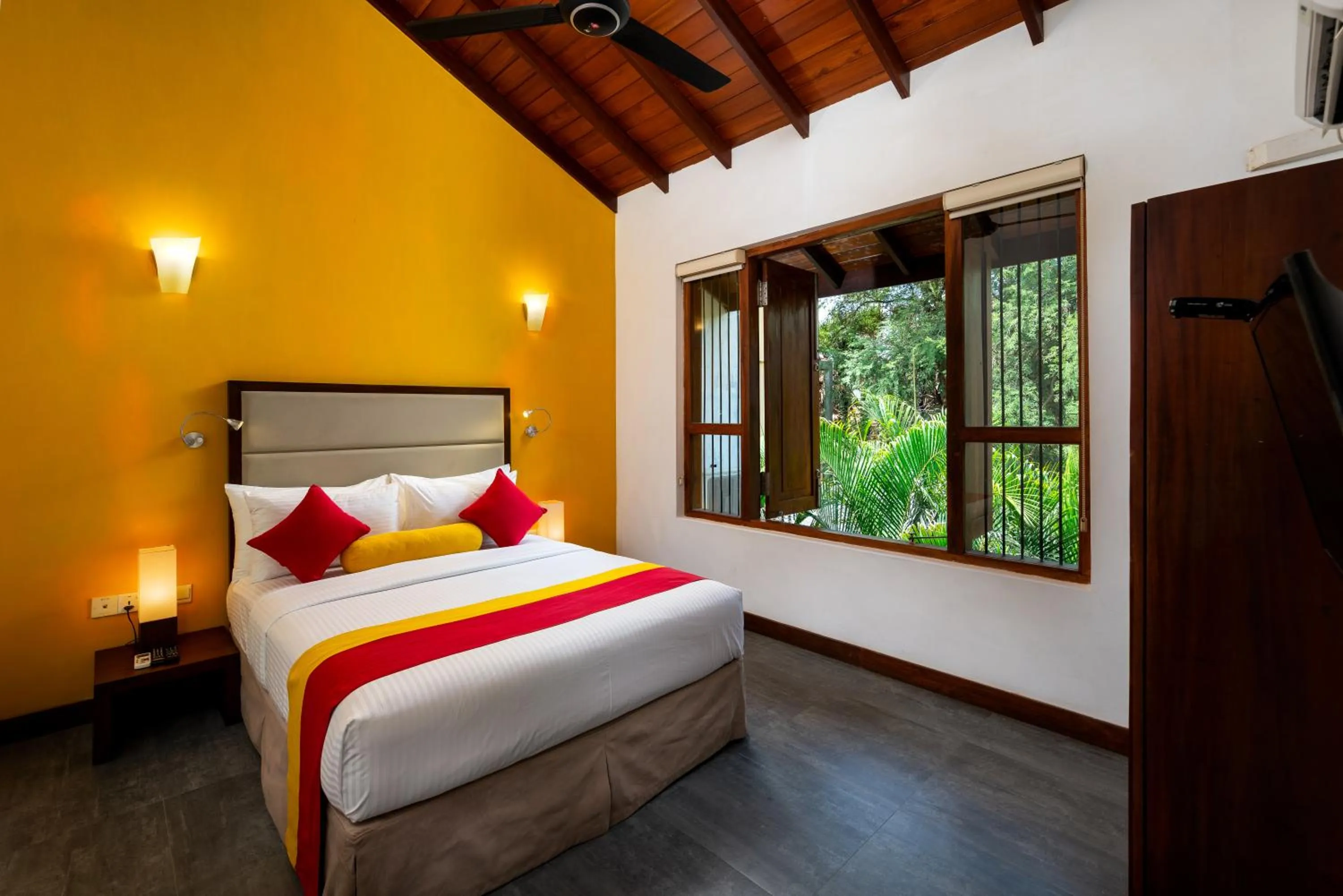 Bed in The Thinnai Hotel - Jaffna