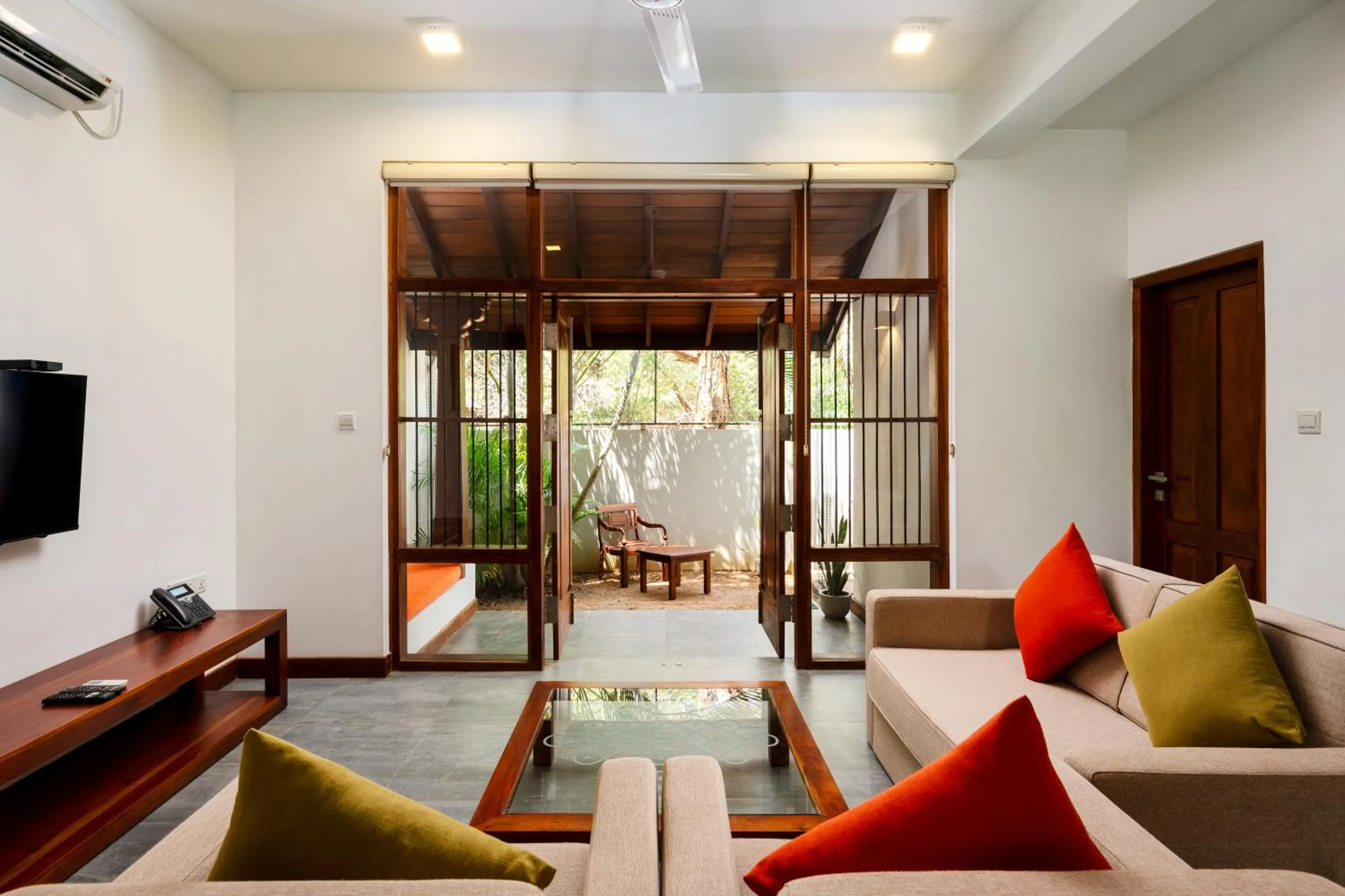 Communal lounge/ TV room in The Thinnai Hotel - Jaffna