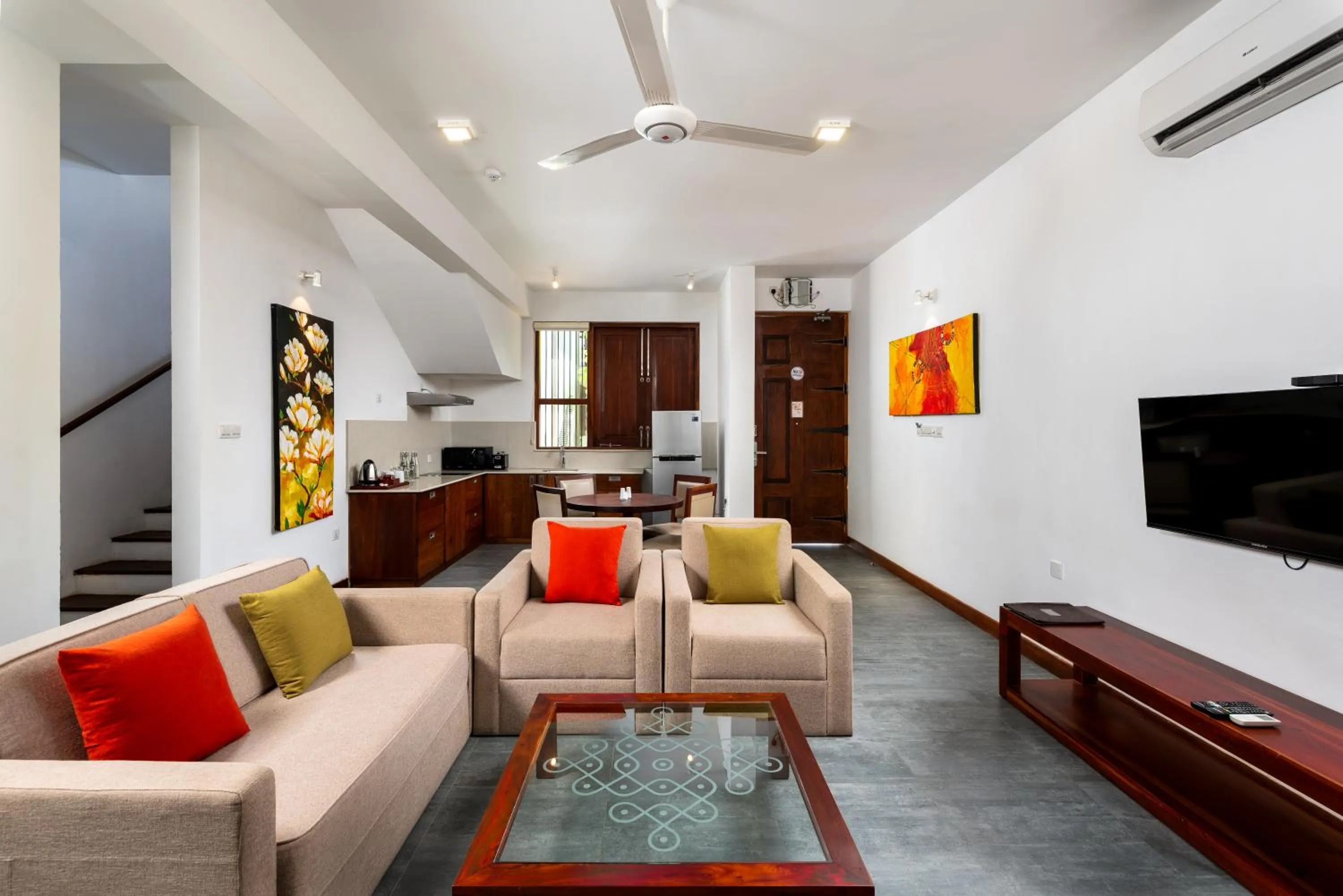 Communal lounge/ TV room in The Thinnai Hotel - Jaffna