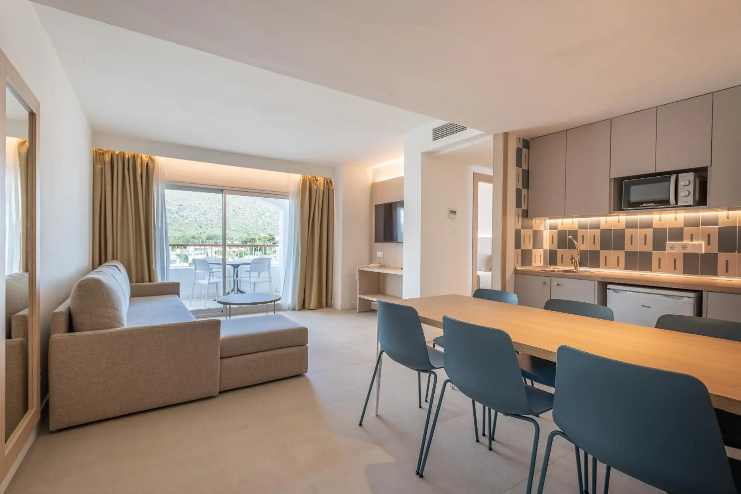 Three-Bedroom Apartment in Sol de Alcudia Apartamentos Three-Bedroom Apartment in Sol de Alcudia Apartamentos