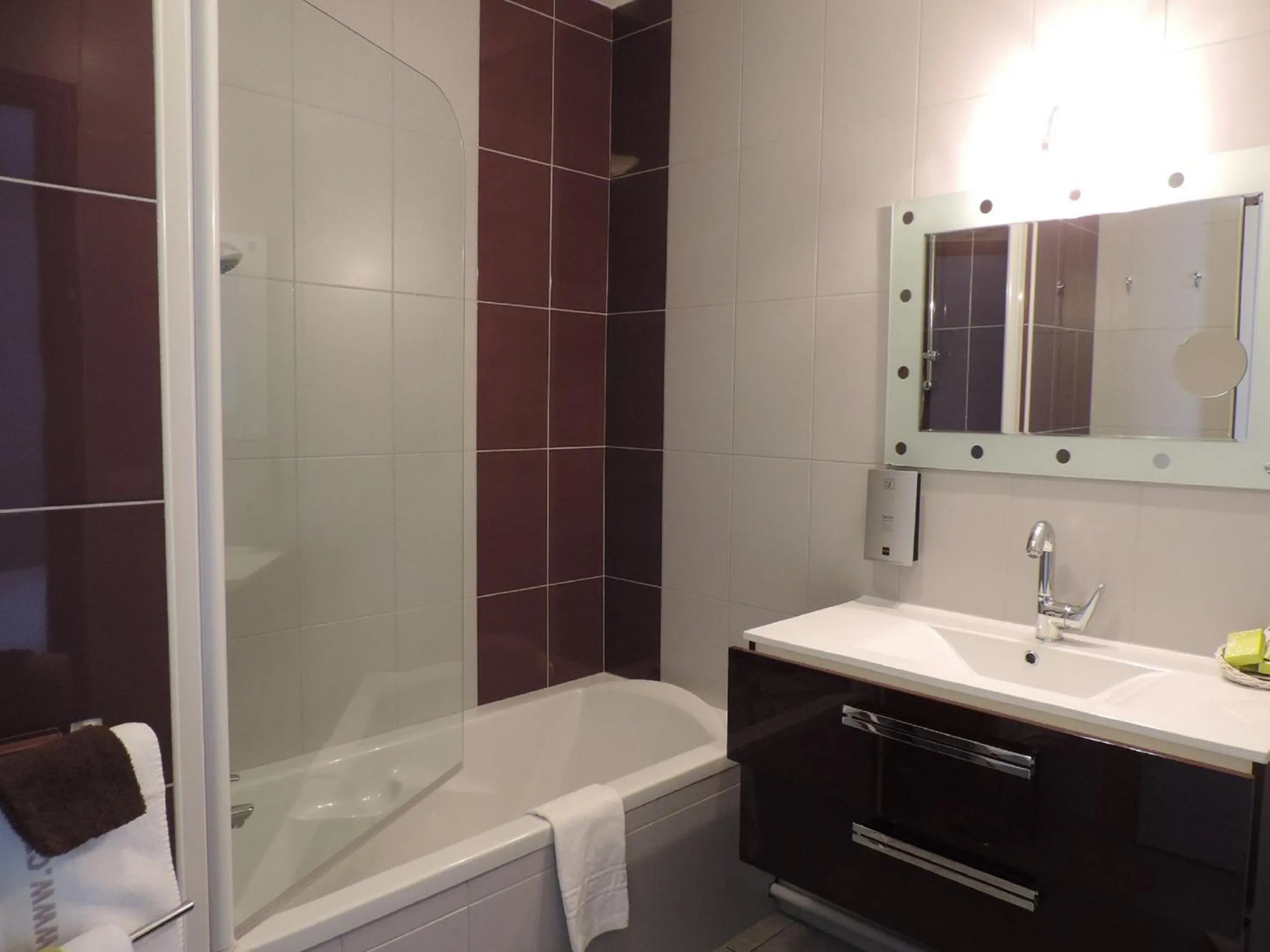 Bathroom in Auv'hôtel