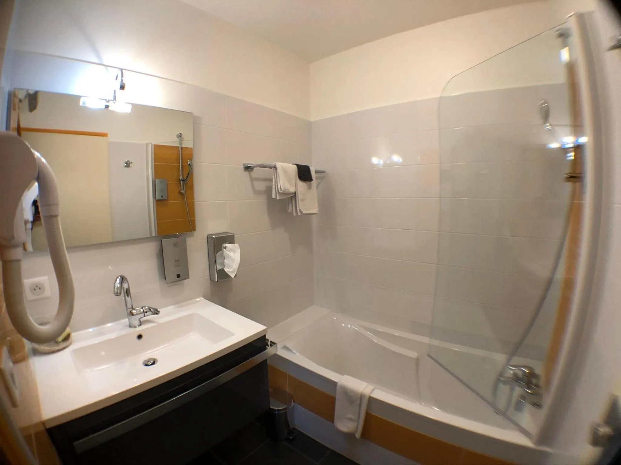 Bathroom in Auv'hôtel