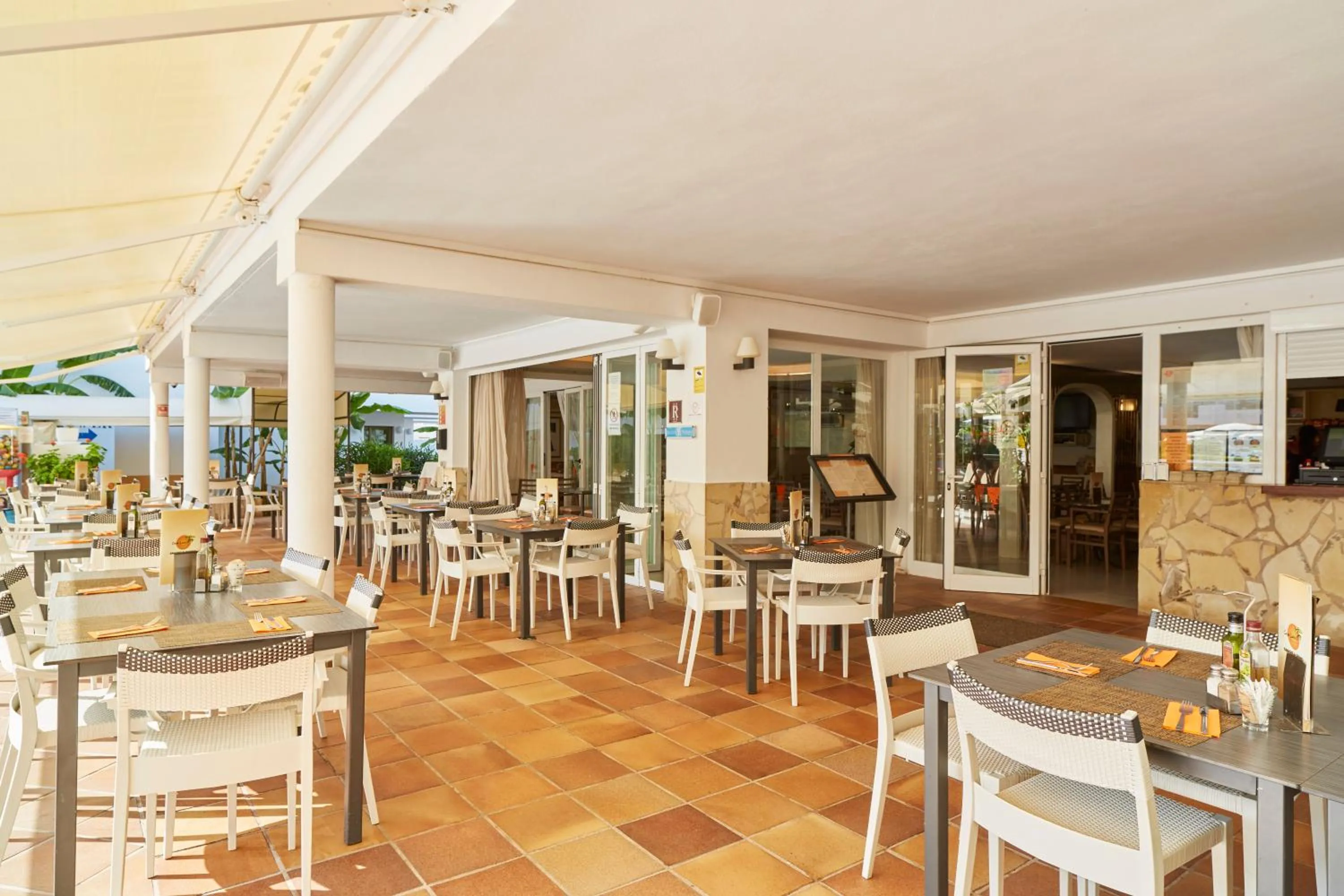 Restaurant/places to eat in Invisa Hotel Casa Luis