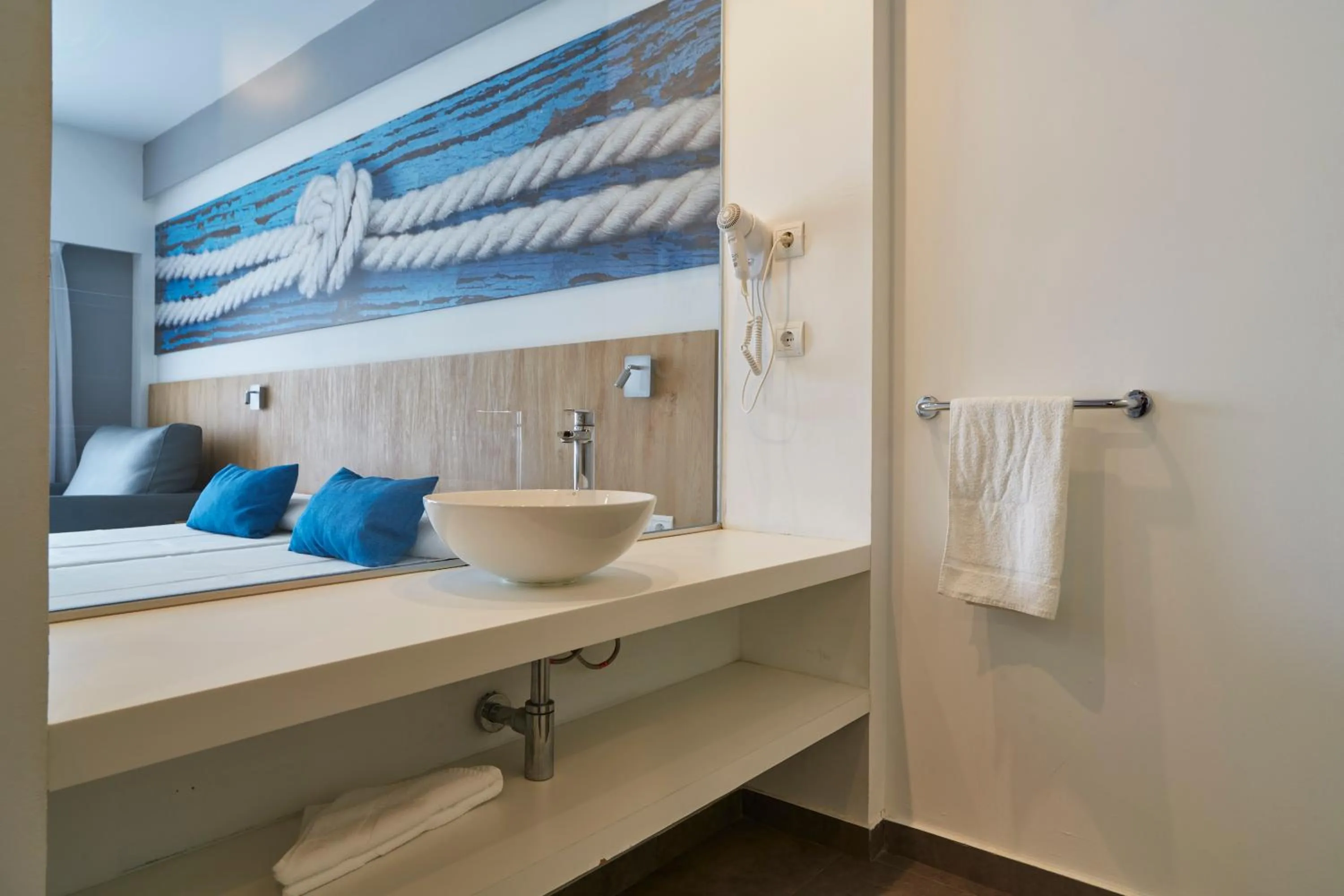 Bathroom, Bed in Invisa Hotel Casa Luis