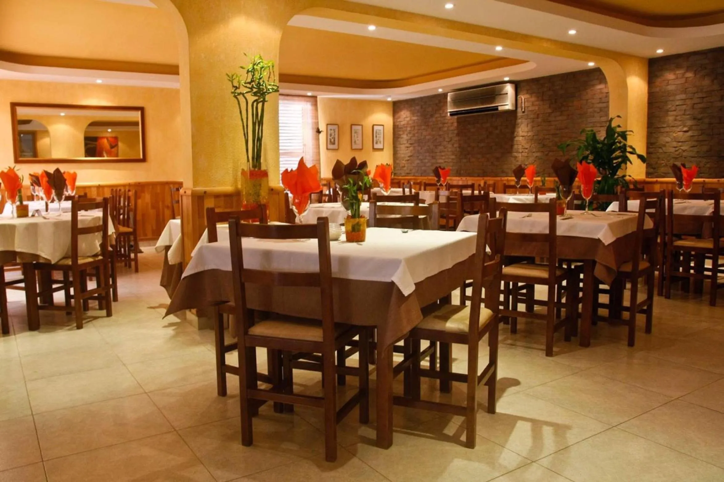 Restaurant/places to eat in Invisa Hotel Casa Luis