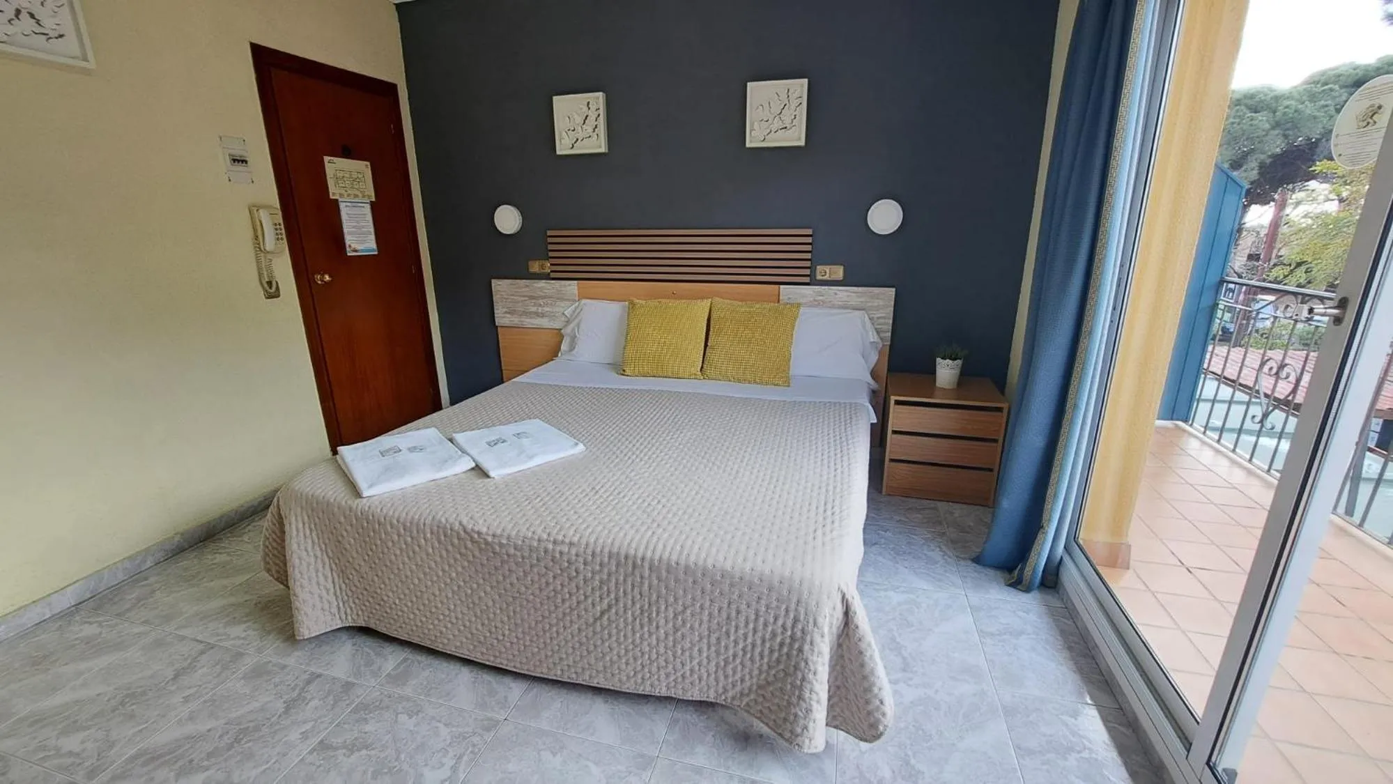 Double Room with Balcony - single occupancy in Hotel Rodsan Suizo
