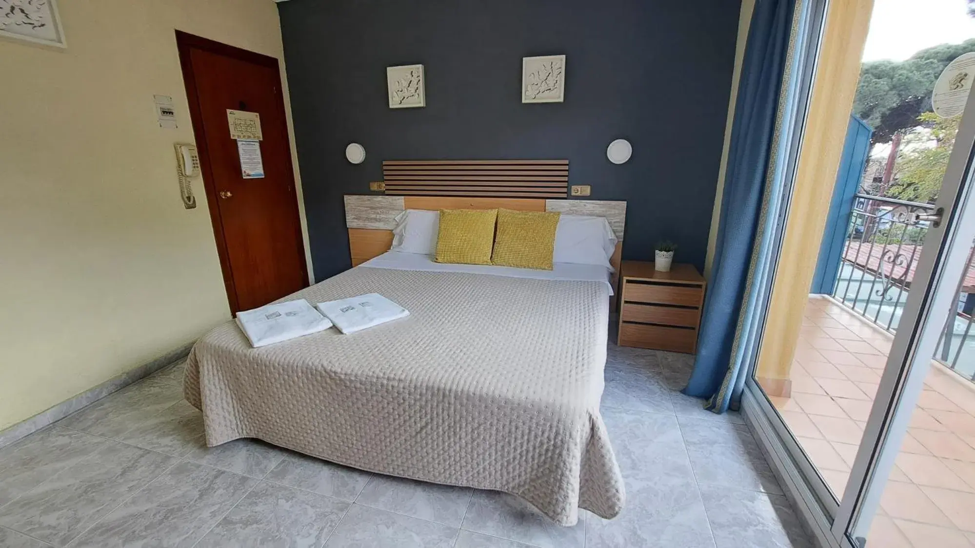 Double Room with Balcony - single occupancy in Hotel Rodsan Suizo Double Room with Balcony - single occupancy in Hotel Rodsan Suizo