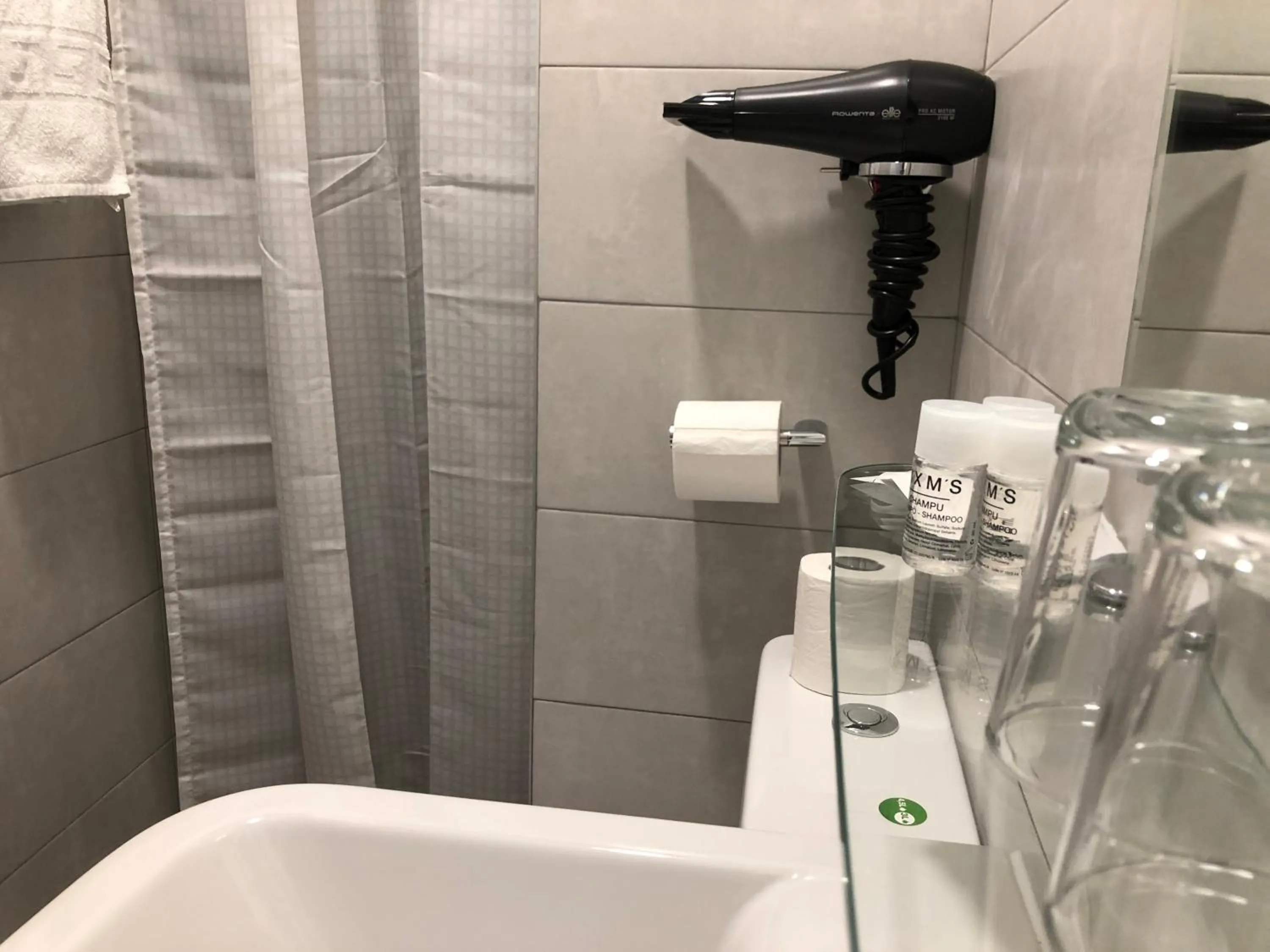 Shower in Hostal Rías Bajas