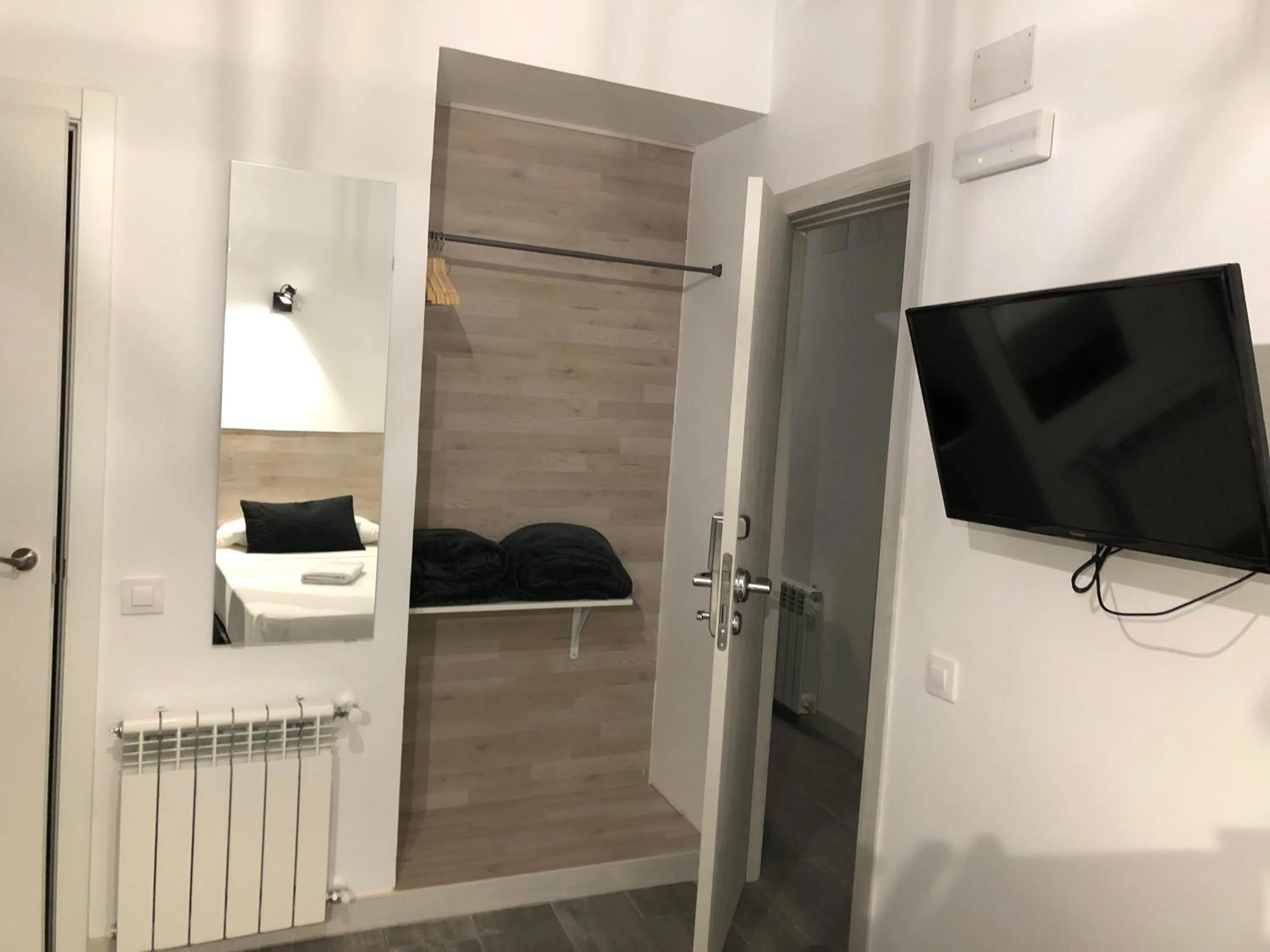 TV and multimedia, Bed in Hostal Rías Bajas