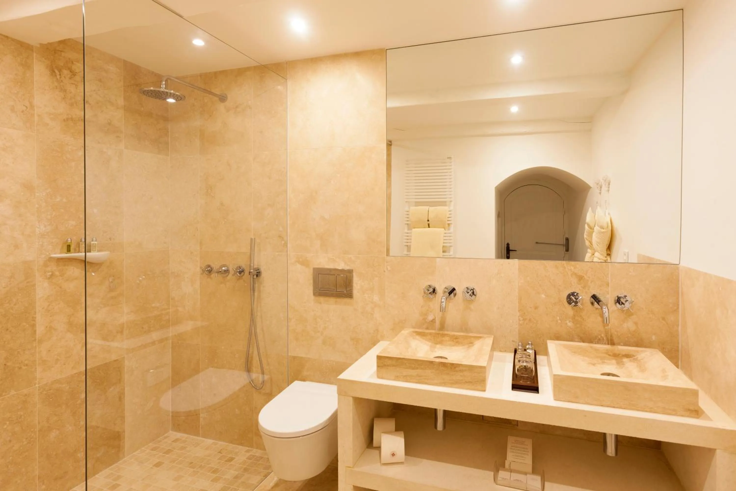 Bathroom in Le Vieux Castillon