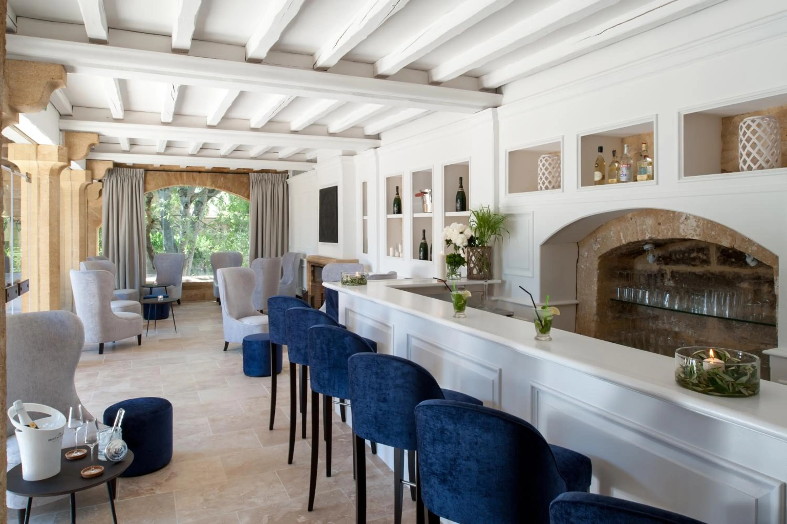 Lounge or bar in Le Vieux Castillon