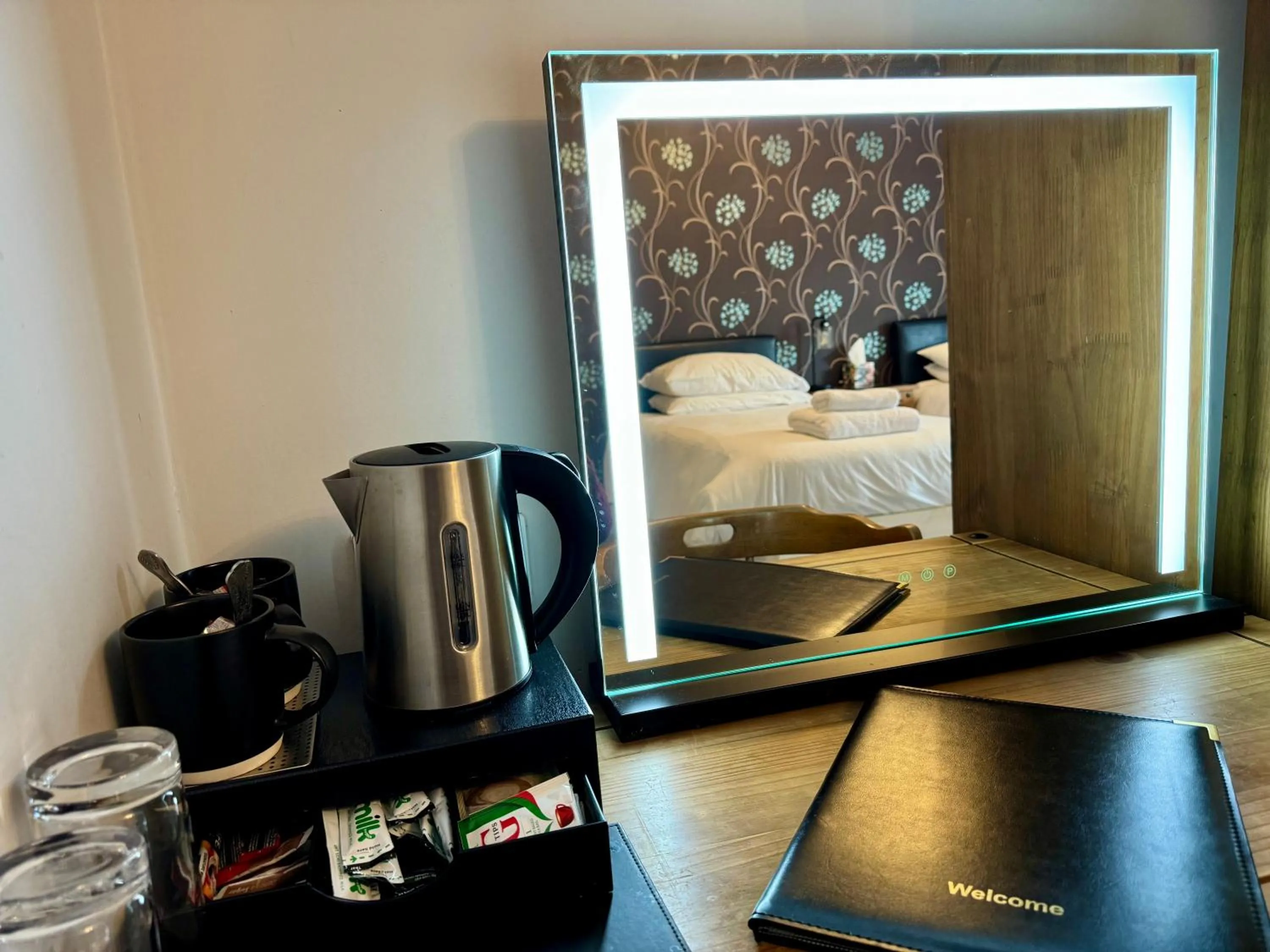 Coffee/tea facilities, Bed in The Half Moon