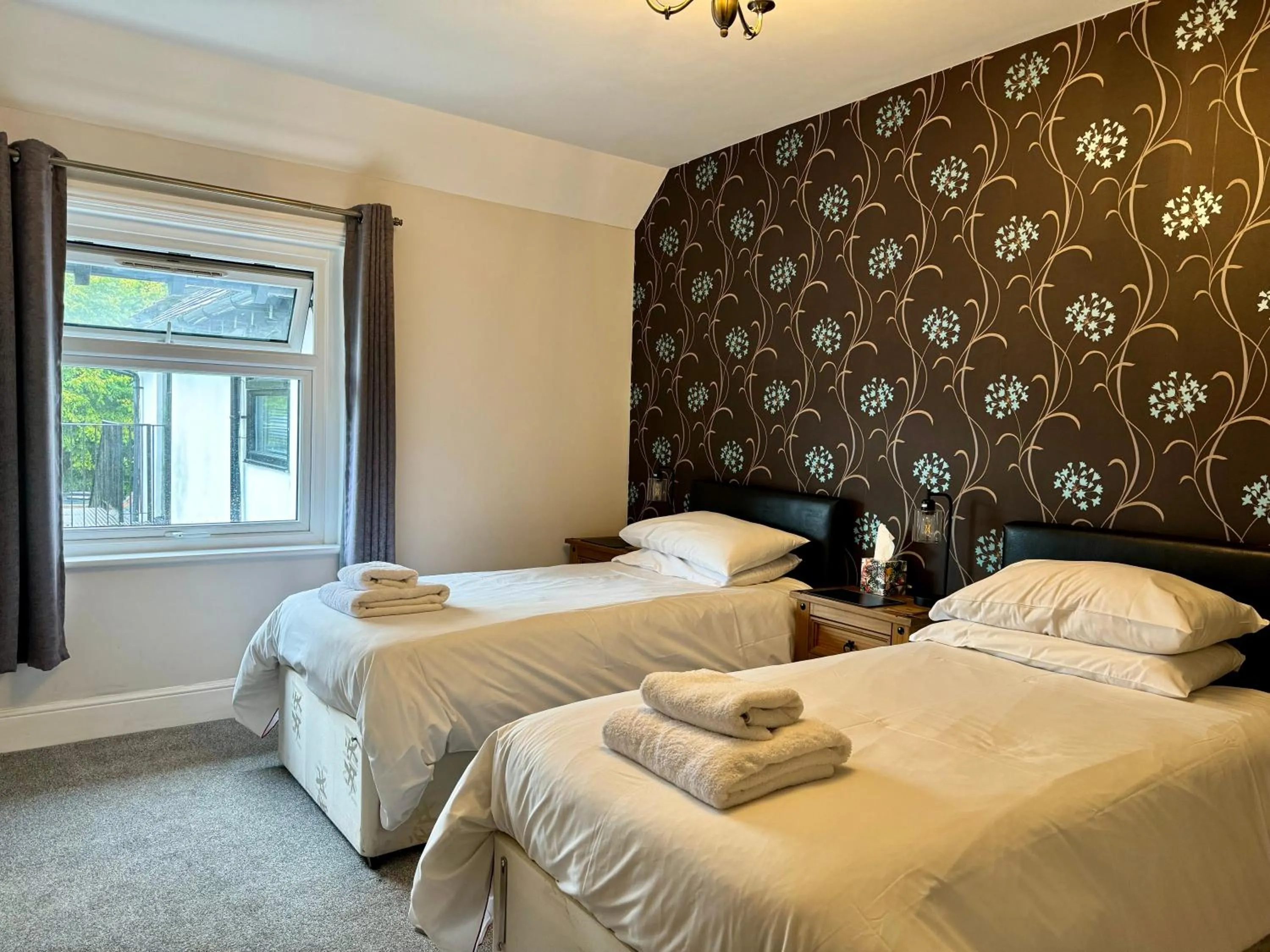 Bedroom, Bed in The Half Moon