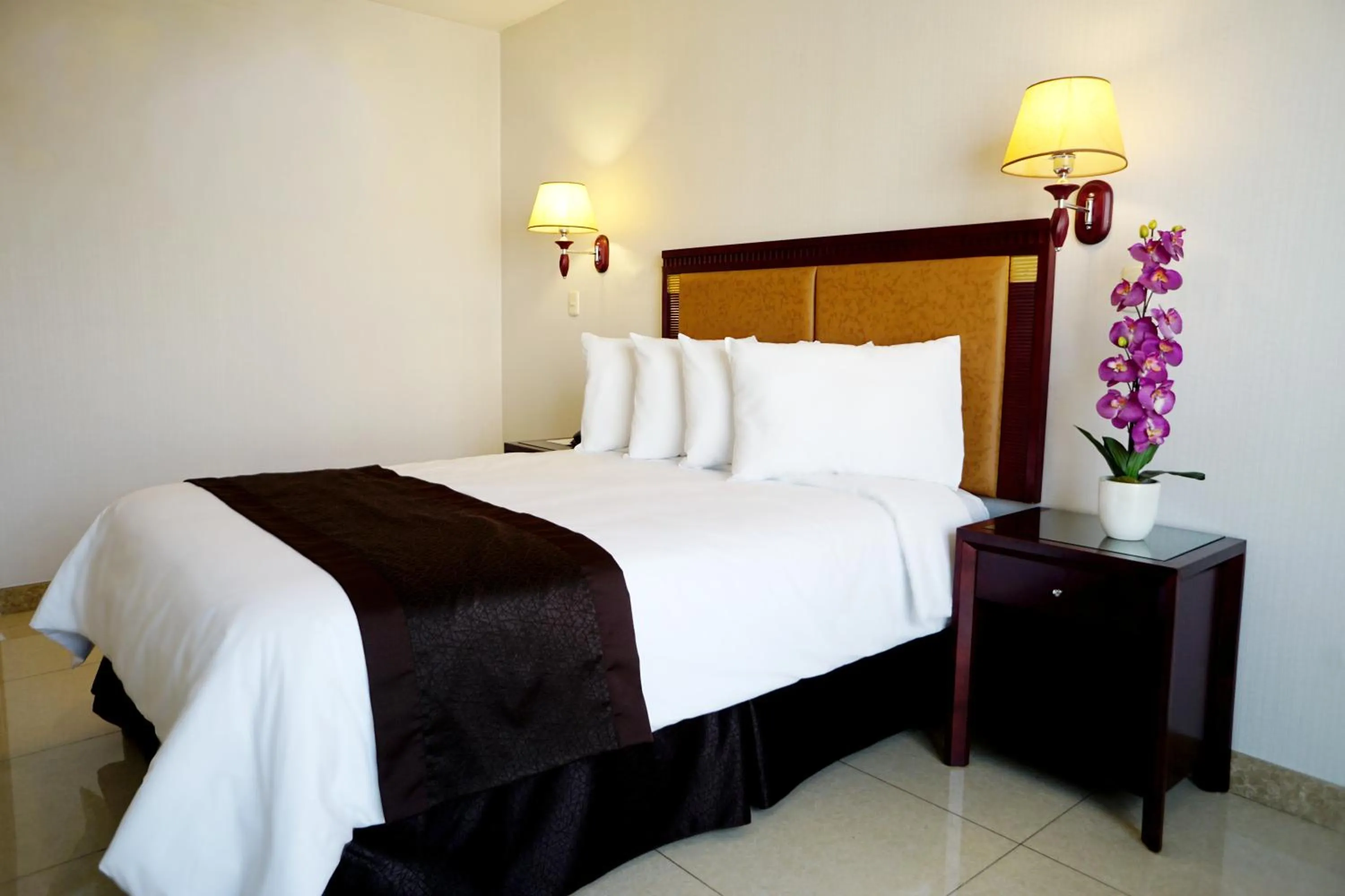 Bedroom, Bed in Gran Mundo Hotel & Suites