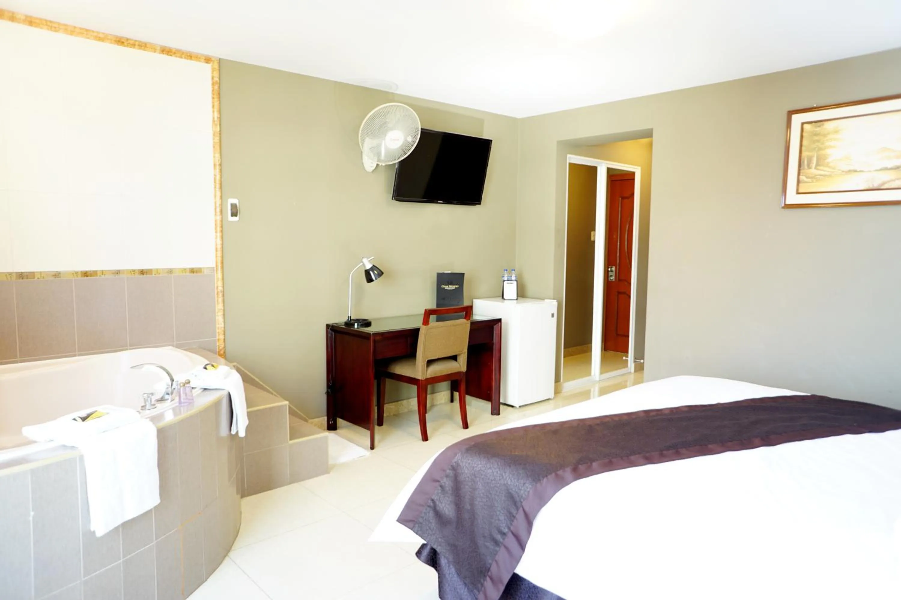 Bedroom, Bed in Gran Mundo Hotel & Suites