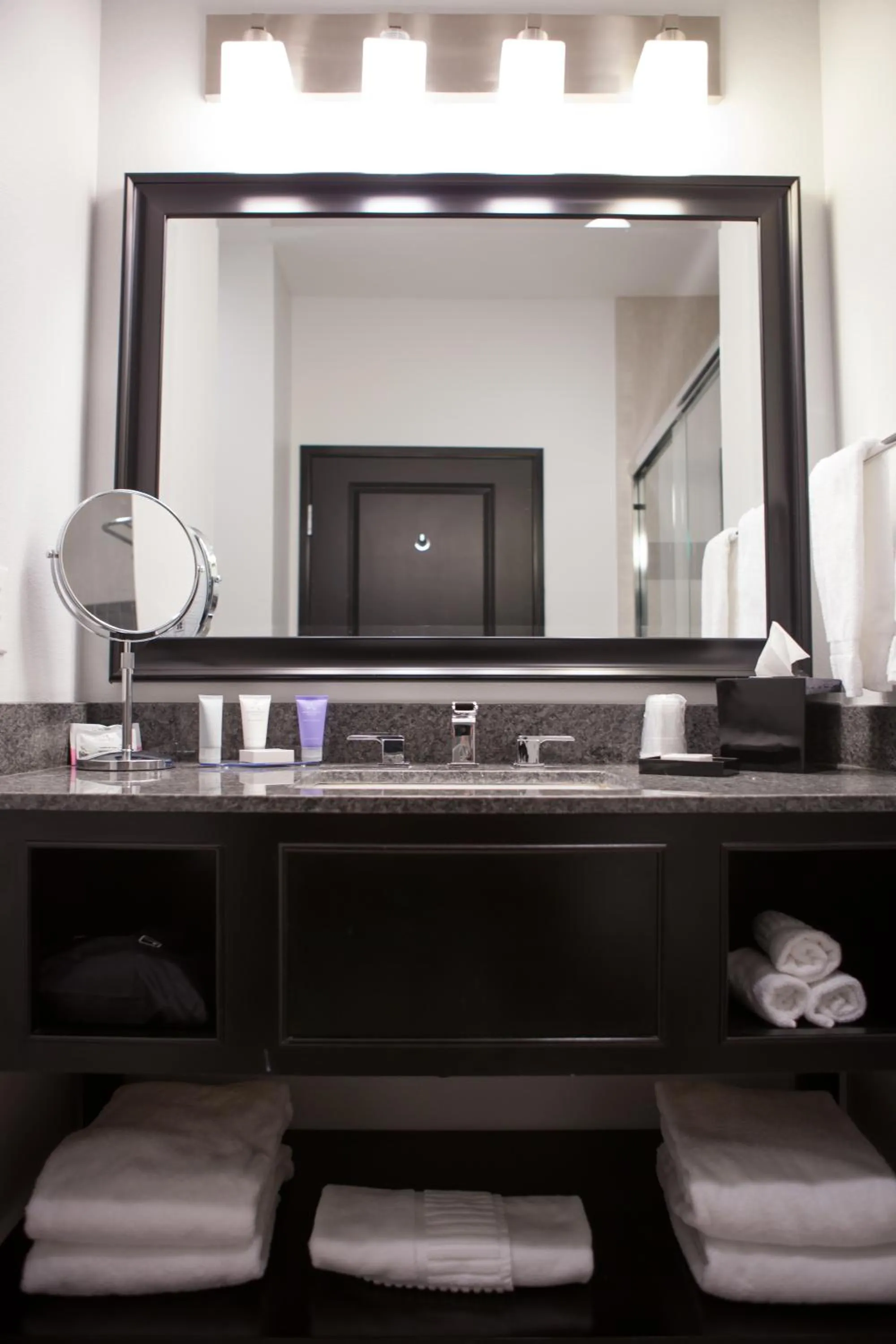 Bathroom in La Quinta Inn & Suites by Wyndham Lubbock Southwest