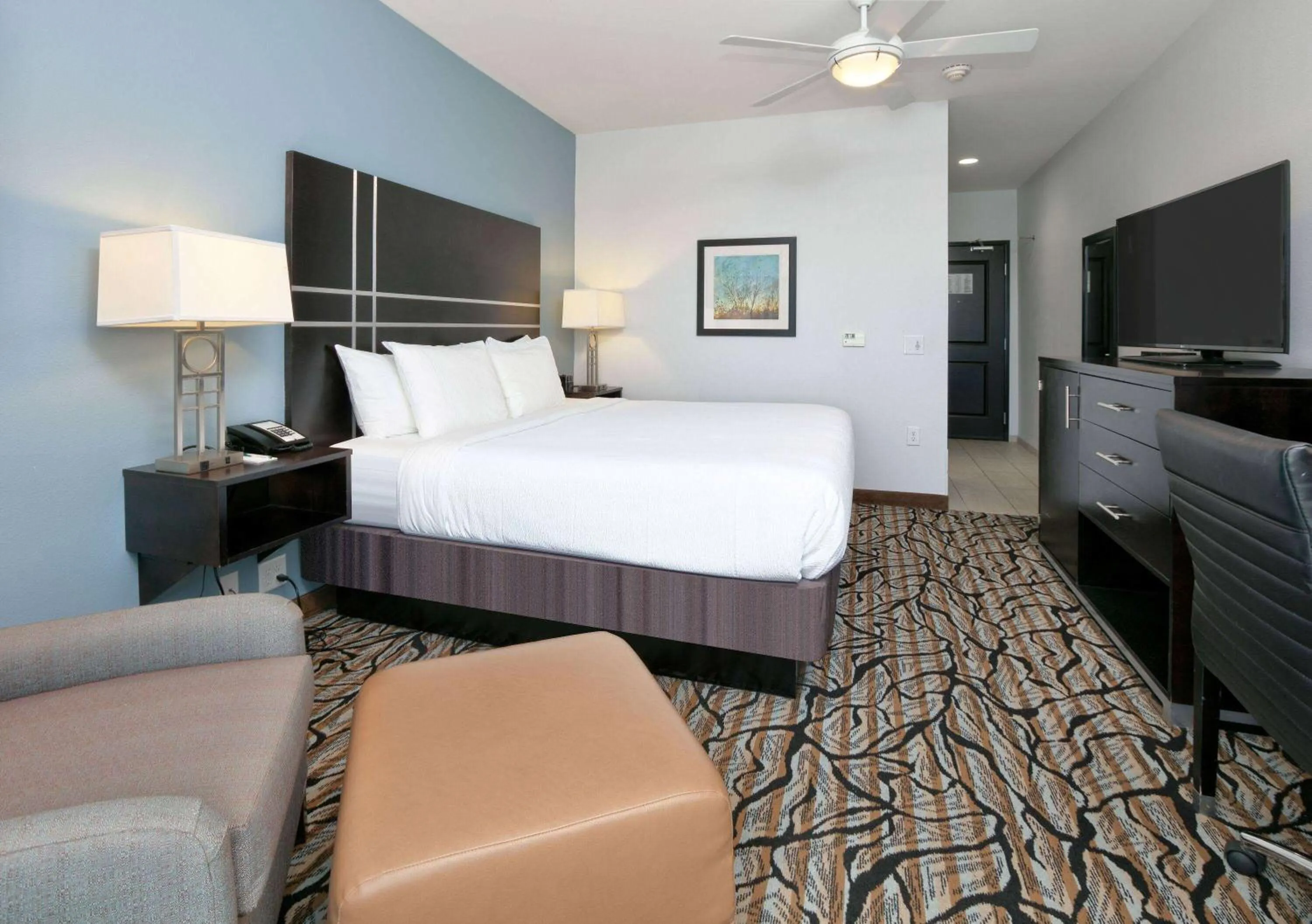 Photo of the whole room, Bed in La Quinta Inn & Suites by Wyndham Lubbock Southwest