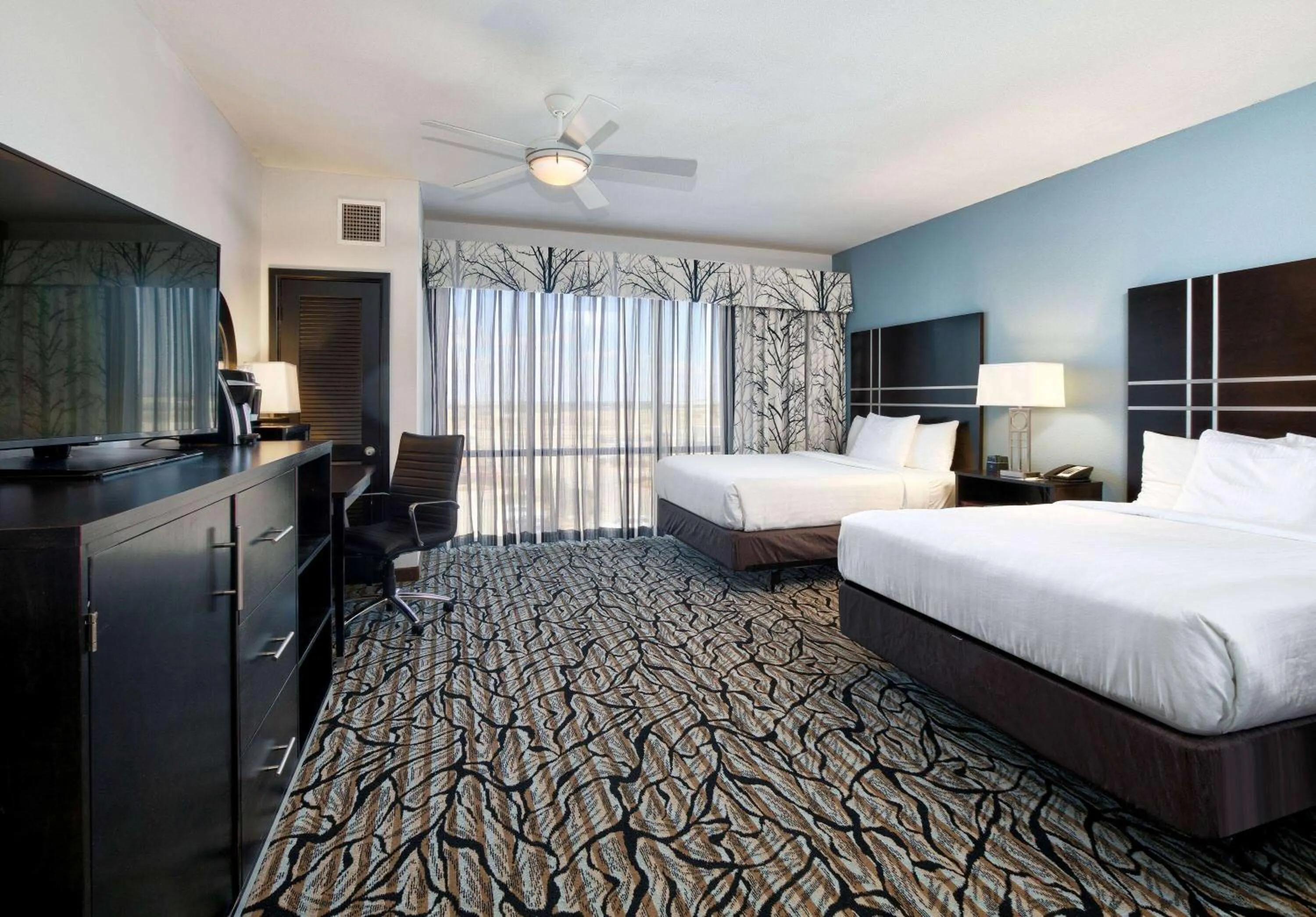 Photo of the whole room, Bed in La Quinta Inn & Suites by Wyndham Lubbock Southwest