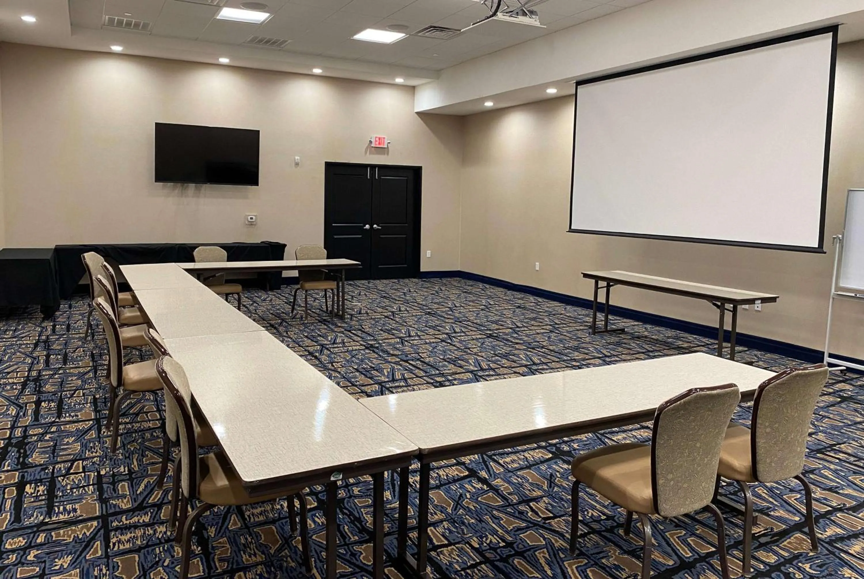 Meeting/conference room in La Quinta Inn & Suites by Wyndham Lubbock Southwest