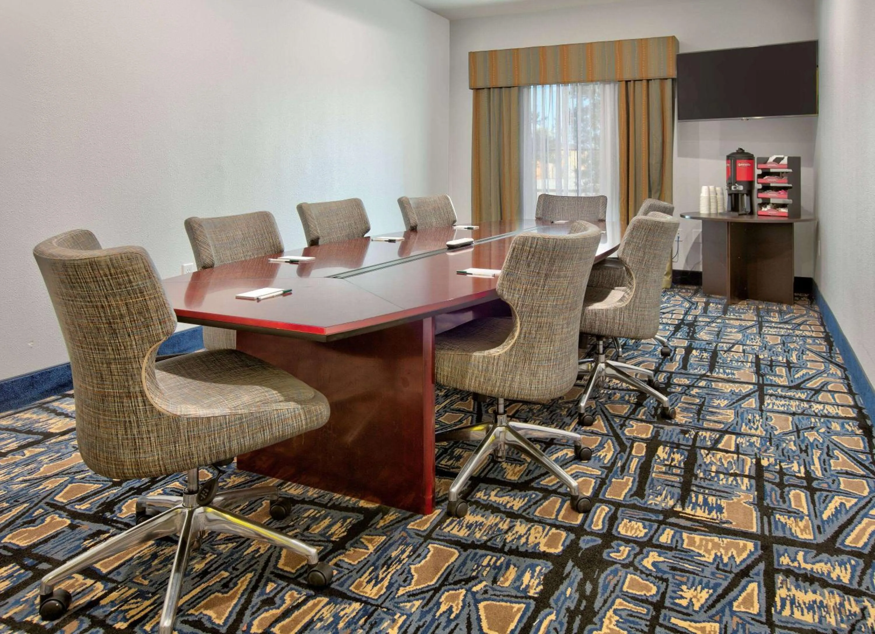 Meeting/conference room in La Quinta Inn & Suites by Wyndham Lubbock Southwest