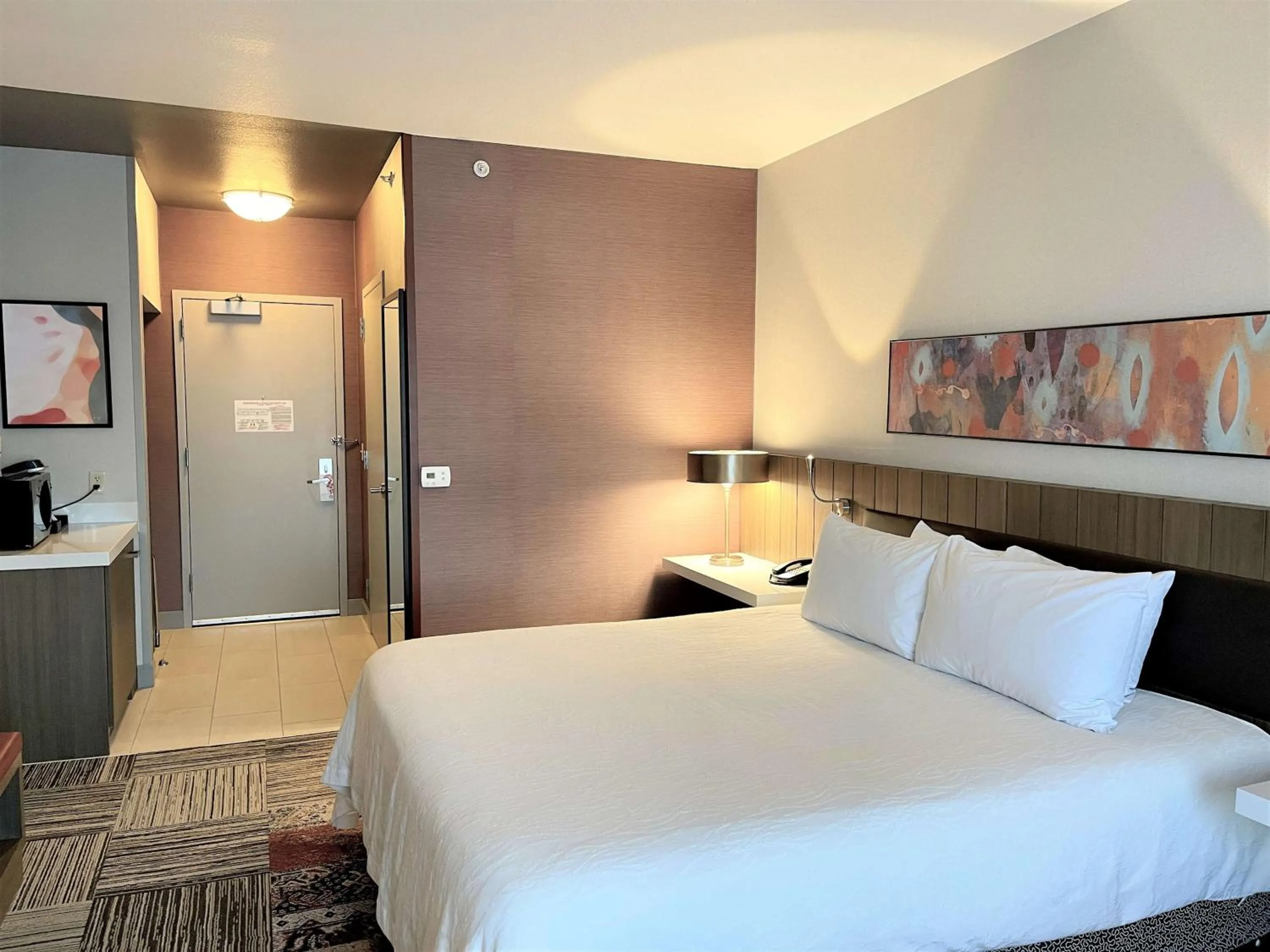 Photo of the whole room, Bed in Hilton Garden Inn Oconomowoc