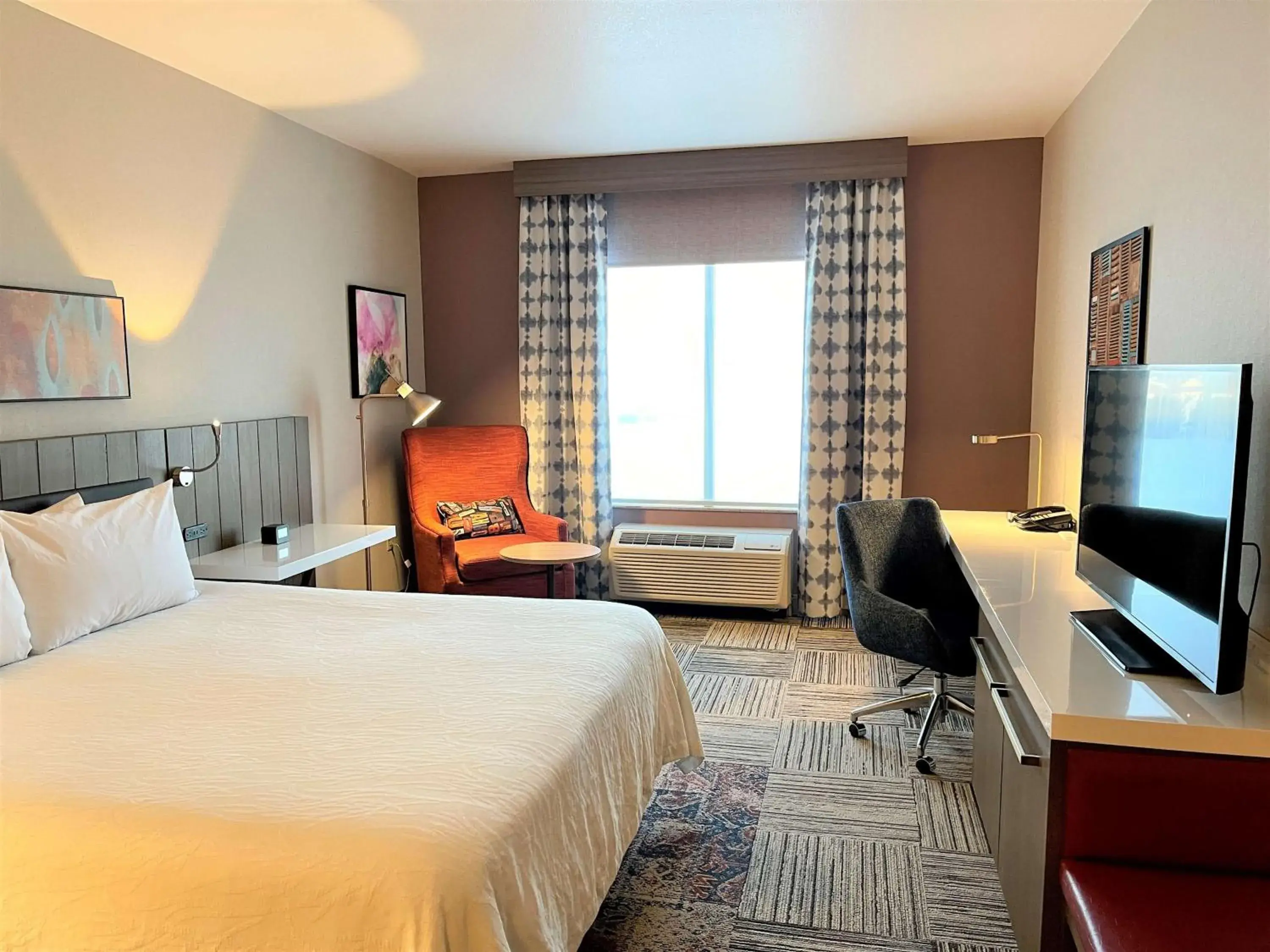 Bedroom, Bed in Hilton Garden Inn Oconomowoc Bedroom, Bed in Hilton Garden Inn Oconomowoc