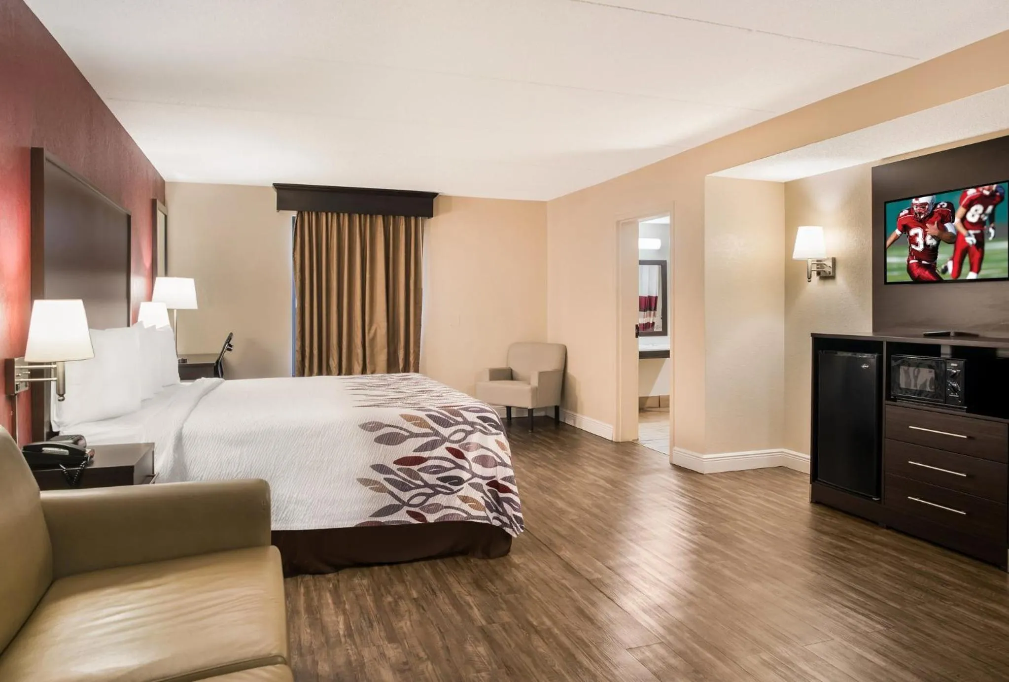 Photo of the whole room, Bed in Red Roof Inn Tupelo