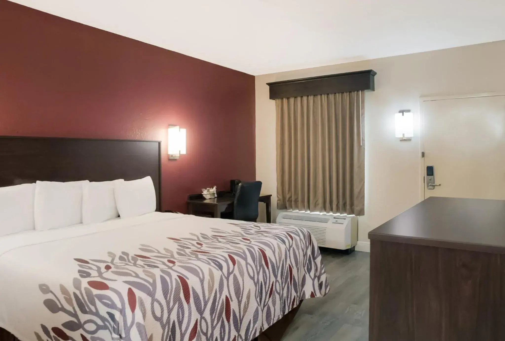 Photo of the whole room, Bed in Red Roof Inn Tupelo Photo of the whole room, Bed in Red Roof Inn Tupelo