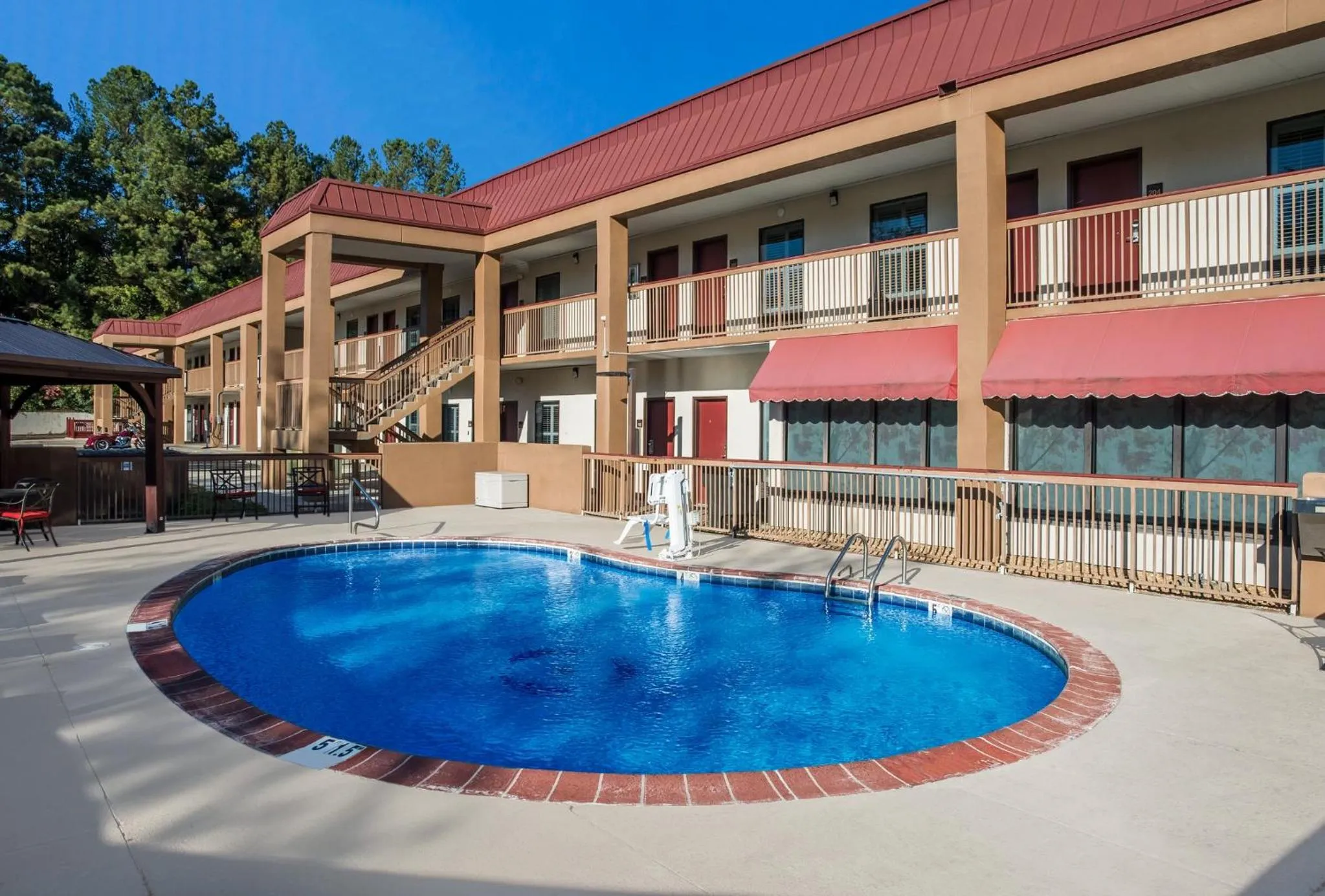Swimming pool in Red Roof Inn Tupelo