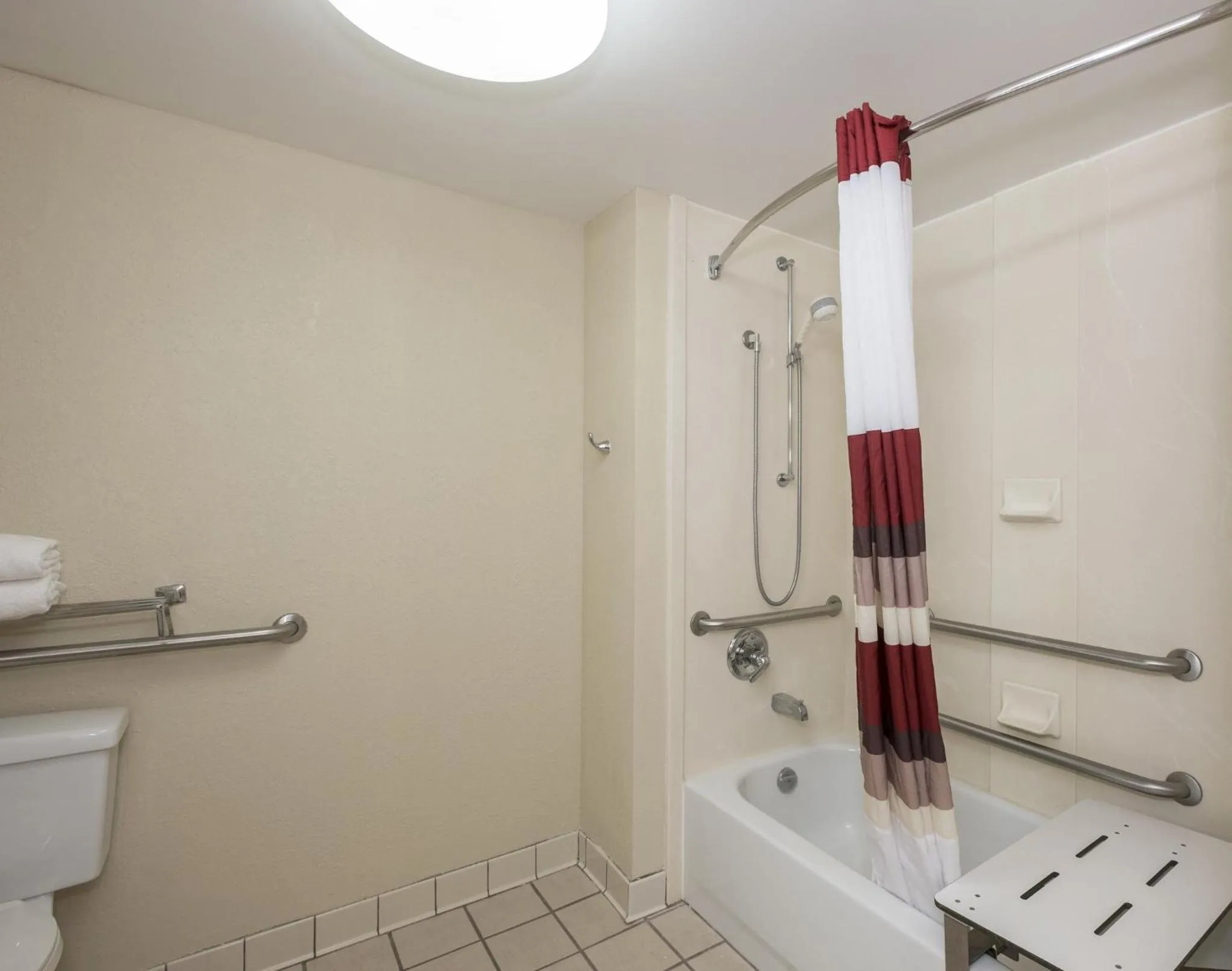 Bathroom in Red Roof Inn Tupelo