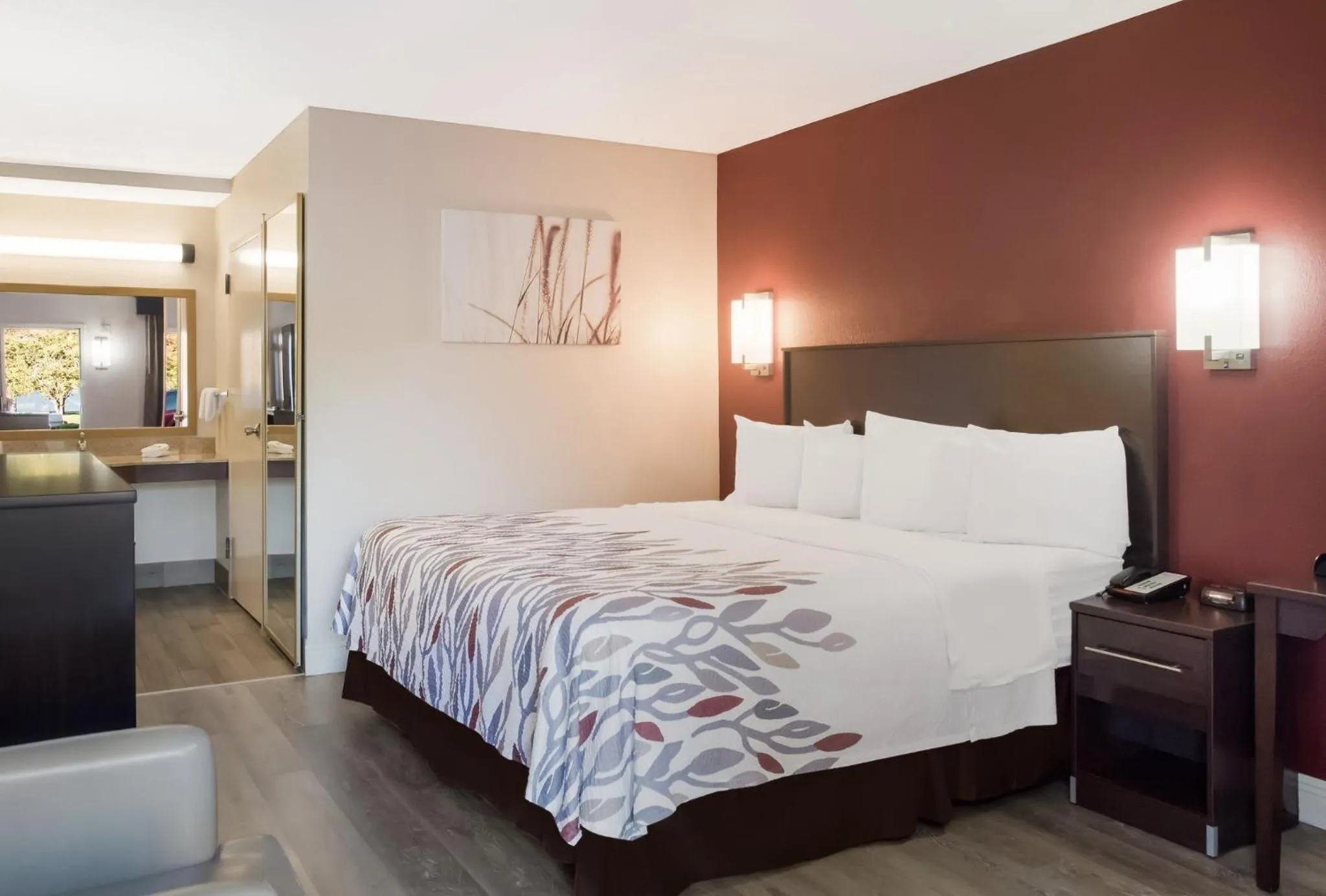 Photo of the whole room, Bed in Red Roof Inn Tupelo