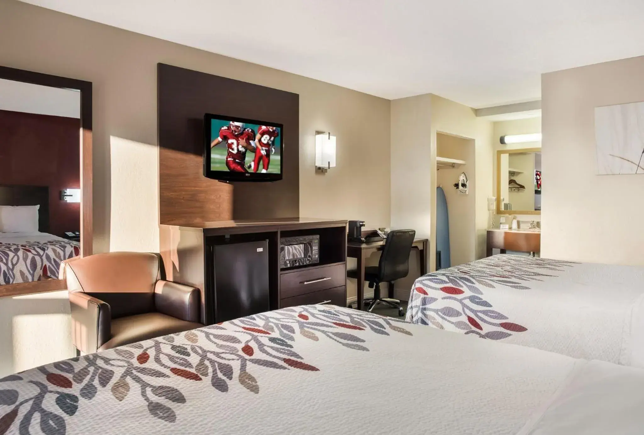 Photo of the whole room, Bed in Red Roof Inn Tupelo Photo of the whole room, Bed in Red Roof Inn Tupelo