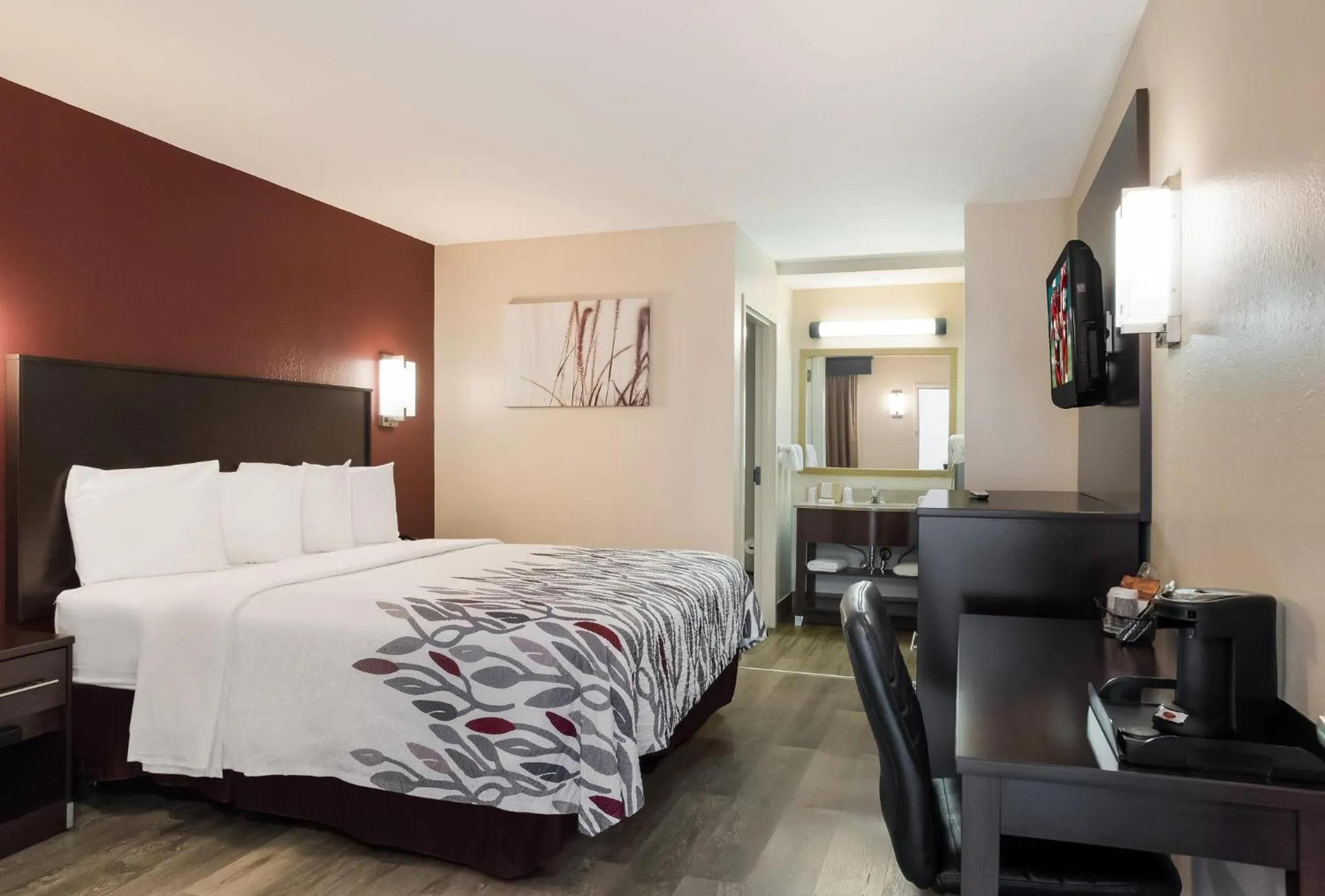 Photo of the whole room, Bed in Red Roof Inn Tupelo