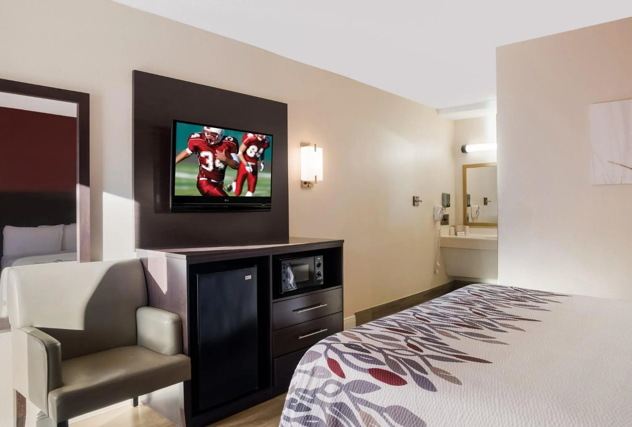 Photo of the whole room, Bed in Red Roof Inn Tupelo